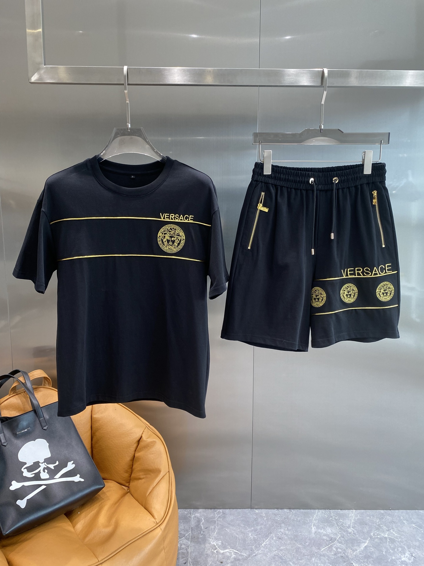 NO:453869,'Fan Jia' Xiachun's latest style, classic design short-sleeved T-shirt shorts suit, customized pure cotton material, soft hand feels soft, comfortable to wear, fine work. The upper body effect is invincible and handsome, Digital M-3XL the next day, tees, t-shirt, alexander wang19860909《范家》 夏春最款新,经典设计短袖T恤短裤套装,定制纯面棉料,手柔感软,着穿舒适,工做精细.上身效果无敌帅气,数码M-3XL隔天,,tees，t-shirt,alexander wang,Men's clothing