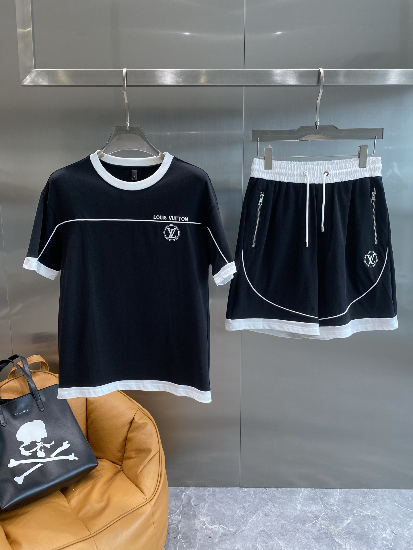 NO:453850,'Donkey Family' new style, casual, short-sleeved shortspreads suit, high-end version!  Customized fabrics for counters are breathable and comfortable, with impeccable details, and the brand element design concept reflects high quality. The feel is delicate and soft!  It is casually cut, with a great upper body style!  Code number M-3XL the next day, louis vuitton,louis vuitton,shorts,t-shirt,alexander wang19860909《驴家》 ss新款 休闲 短袖 短裤裤 套装,高端版本！专柜定制面料 透气舒适度高,细节无可挑剔,品牌元素设计理念,体现高品质.手感细腻柔软！呈现休闲裁剪,上身版型超赞！码数M-3XL隔天,,louis vuitton,louis vuitton,shorts,T-shirt,alexander wang,Men's clothing