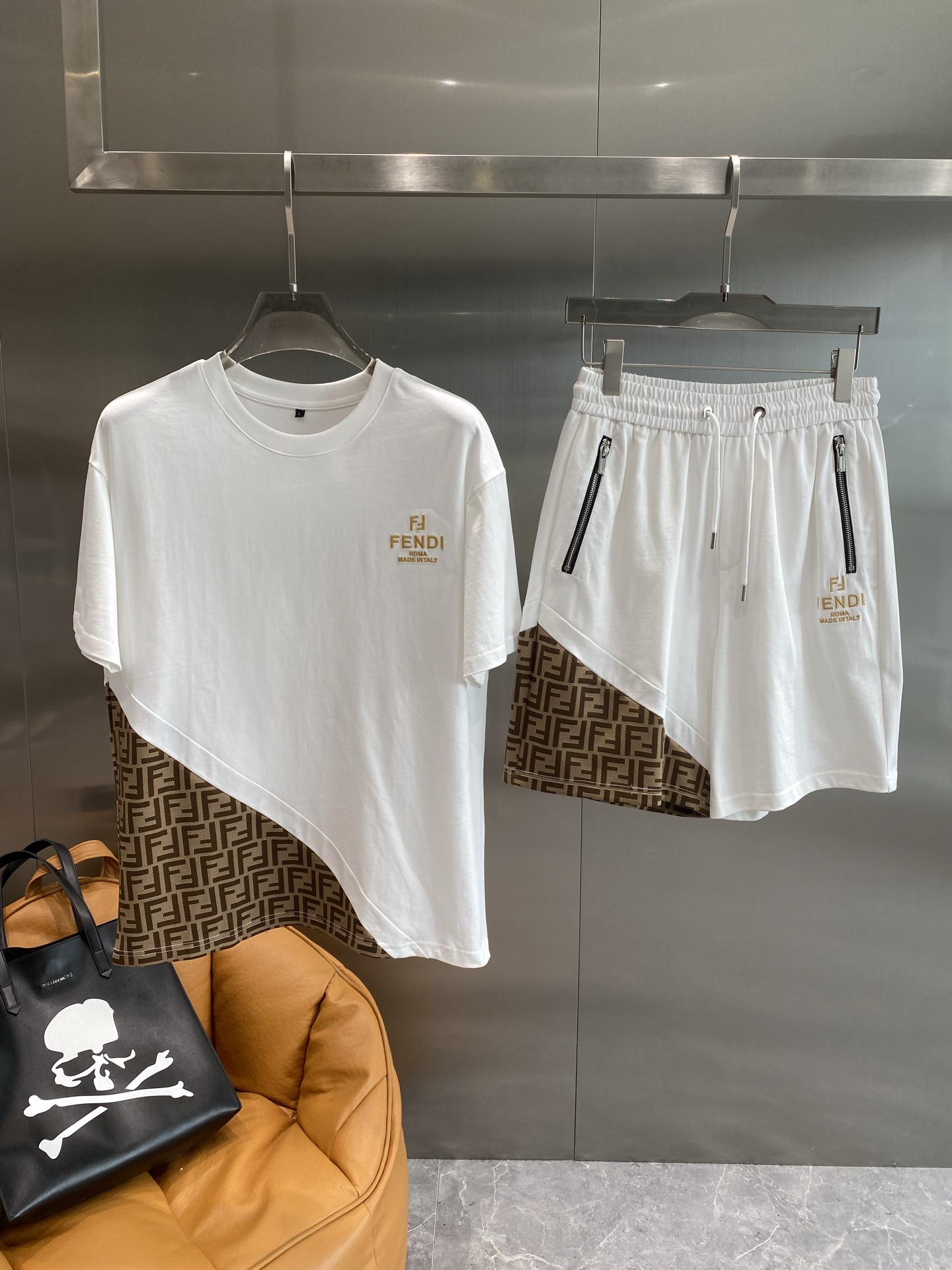 NO:453908,'Fenjia' SS new style, casual, short-sleeved shorts suit, high-end version!  Customized fabrics for counters are breathable and comfortable, with impeccable details, and the brand element design concept reflects high quality. The feel is delicate and soft!  It is casually cut, with a great upper body style!  Code number M-3XL the next day, fendi, shorts, T-shirt, alexander wang19860909《芬家》 ss新款 休闲 短袖 短裤裤 套装,高端版本！专柜定制面料 透气舒适度高,细节无可挑剔,品牌元素设计理念,体现高品质.手感细腻柔软！呈现休闲裁剪,上身版型超赞！码数M-3XL隔天,,fendi,shorts,T-shirt,alexander wang,Men's clothing