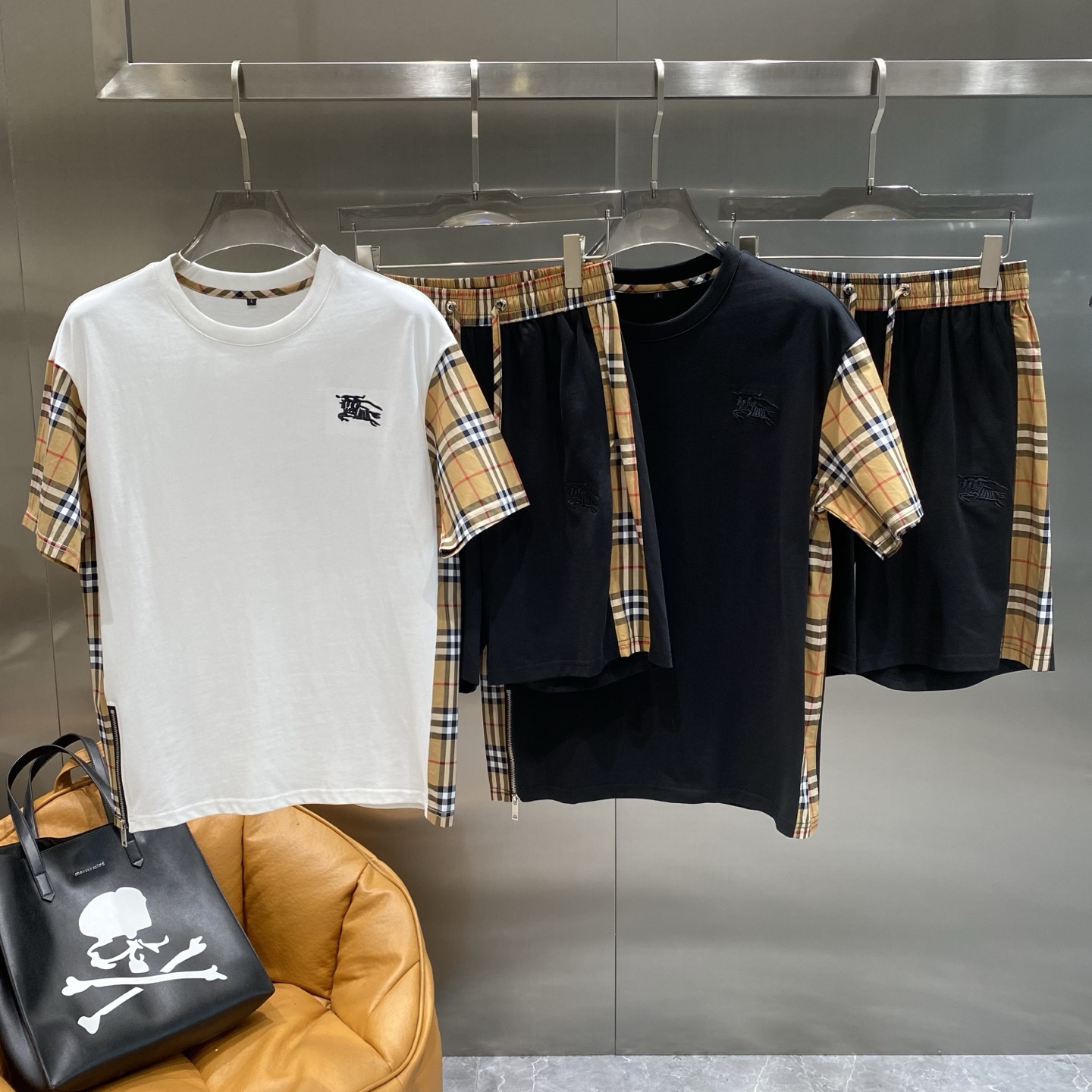 NO:453576,'Bajia' 2025 summer new men's casual short-sleeved shorts suit, customized fabric, soft and comfortable, breathable, elastic and comfortable, impeccable details, top-level auxiliary materials, original logo design concept, delicate and soft feel!  The upper body style is excellent!  Refreshing, comfortable and versatile summer size M-XXXL the next day, burberry, shorts, T-shirt, alexander wang19860909《巴家》 2025夏季新款男士休闲短袖短裤套装,定制面料 柔软舒适 透气弹力舒适度极高,细节无可挑剔,顶级辅料配备,原版logo设计理念,手感细腻柔软！上身版型超赞！夏季清爽舒适百搭款 尺码M-XXXL隔天,,burberry,shorts,T-shirt,alexander wang,Men's clothing