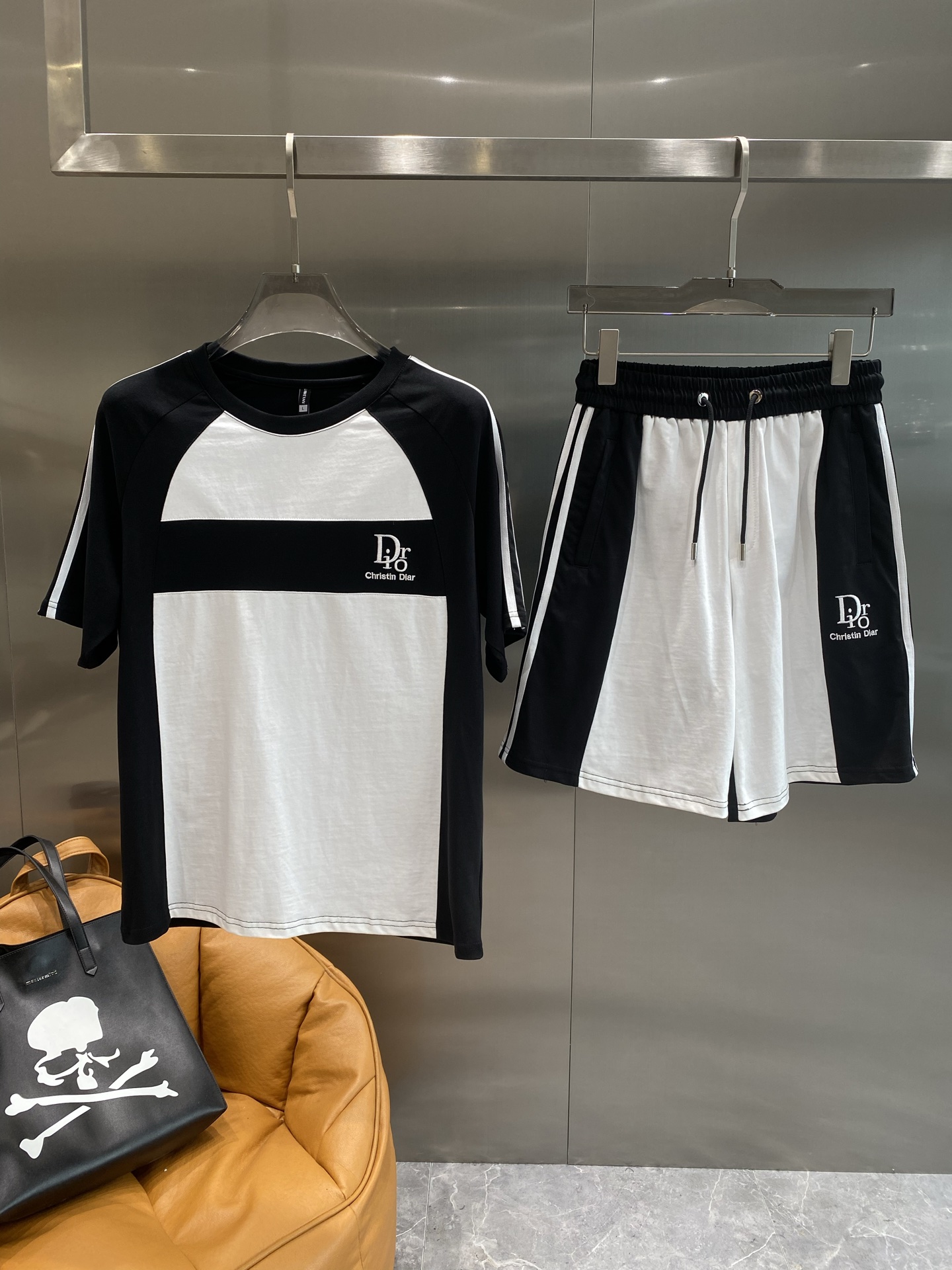 NO:453621,'Dijia' high-end custom suit 2025 spring and summer new first-time counter latest short-sleeved shorts casual suit high-end custom design avant-garde and fashionable!  Brand logo heavy craftsmanship design, high-end customized pure cotton fabric, soft feel, comfortable to wear, exquisite counter-level car line, fine workmanship, invincible and handsome upper body effect!  A must-have item for handsome men!  Code number M-3XL the next day, dior, shorts, T-shirt, alexander wang19860909《迪家》 高端定制套装 2025春夏新款首发专柜最新款短袖短裤休闲套装 高端订制 设计前卫时尚！品牌logo重工艺设计 高端定制纯棉面料.手感柔软.穿着舒适.专柜级别精致车线.做工精细.上身效果无敌帅气！型男必备单品！码数M-3XL隔天,,dior,shorts,T-shirt,alexander wang,Men's clothing