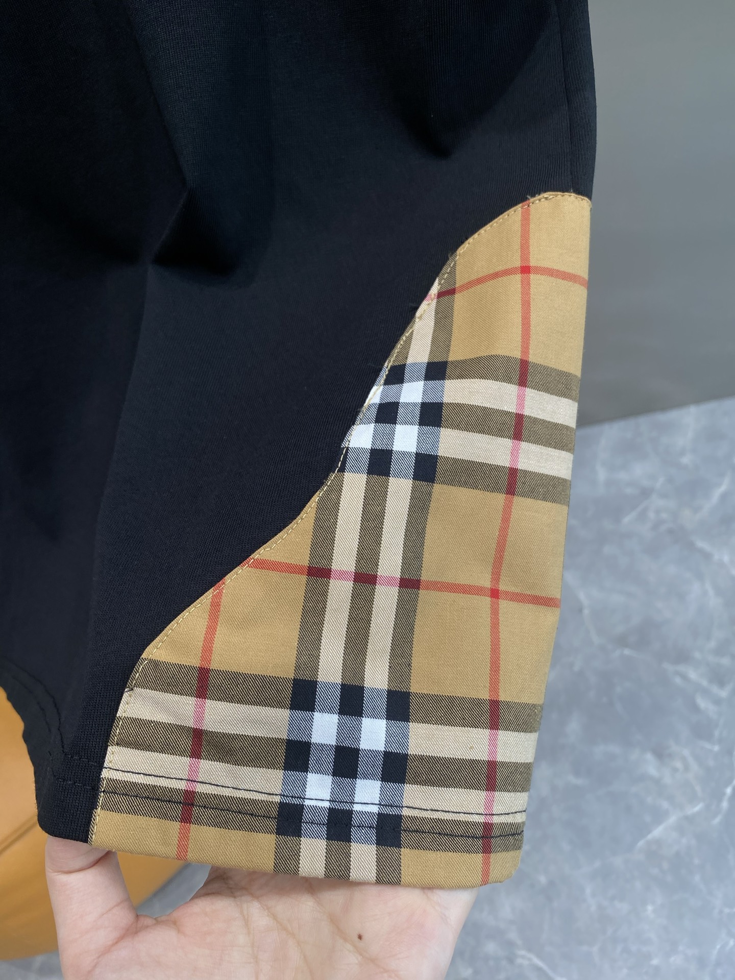 New Peaks: Custom Men’s Leisure Shorts Suit with Air-Breeding Comfort and Impeccable Detail - 图片 5