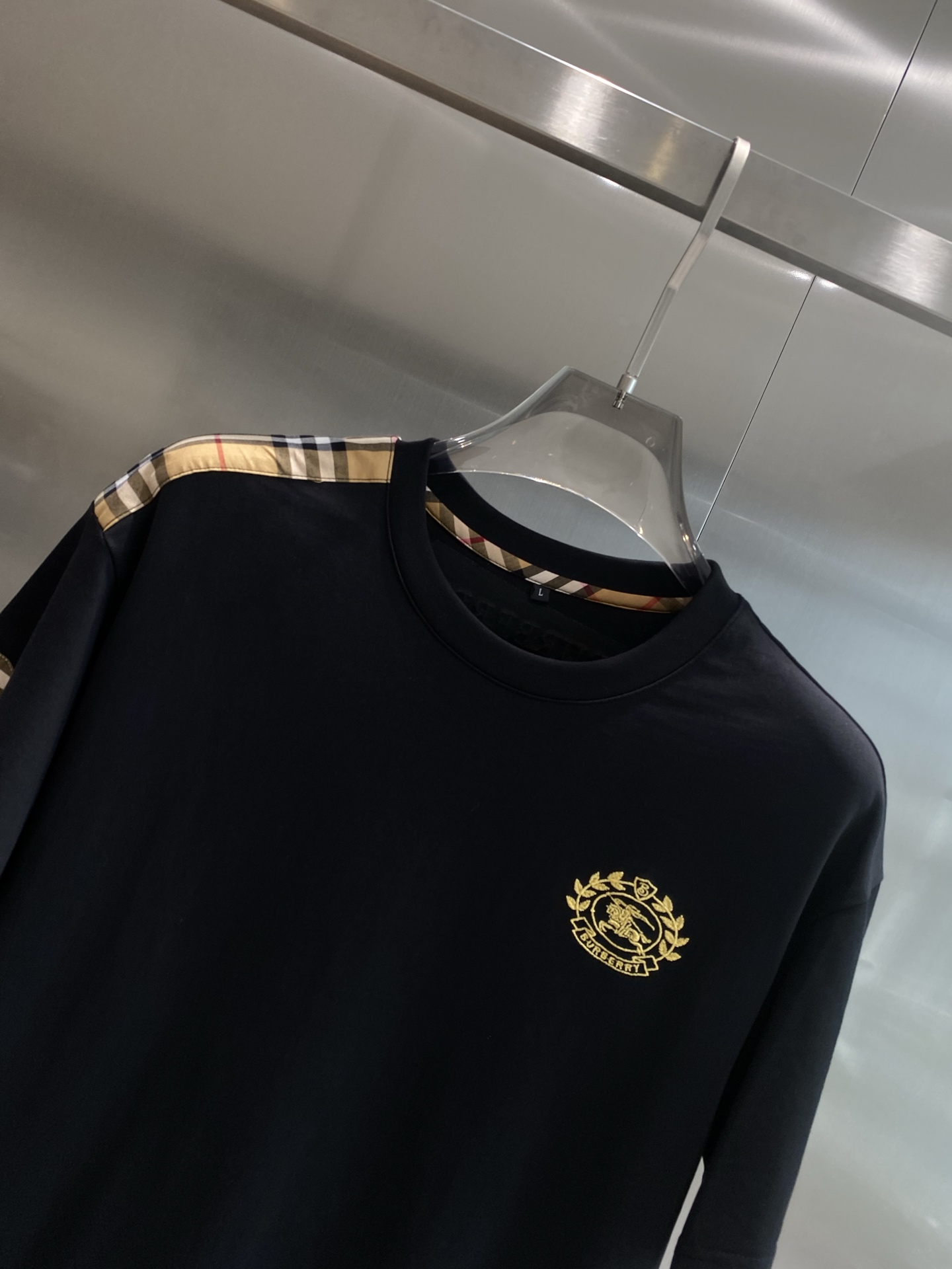 New Peaks: Custom Men’s Leisure Shorts Suit with Air-Breeding Comfort and Impeccable Detail - 图片 4