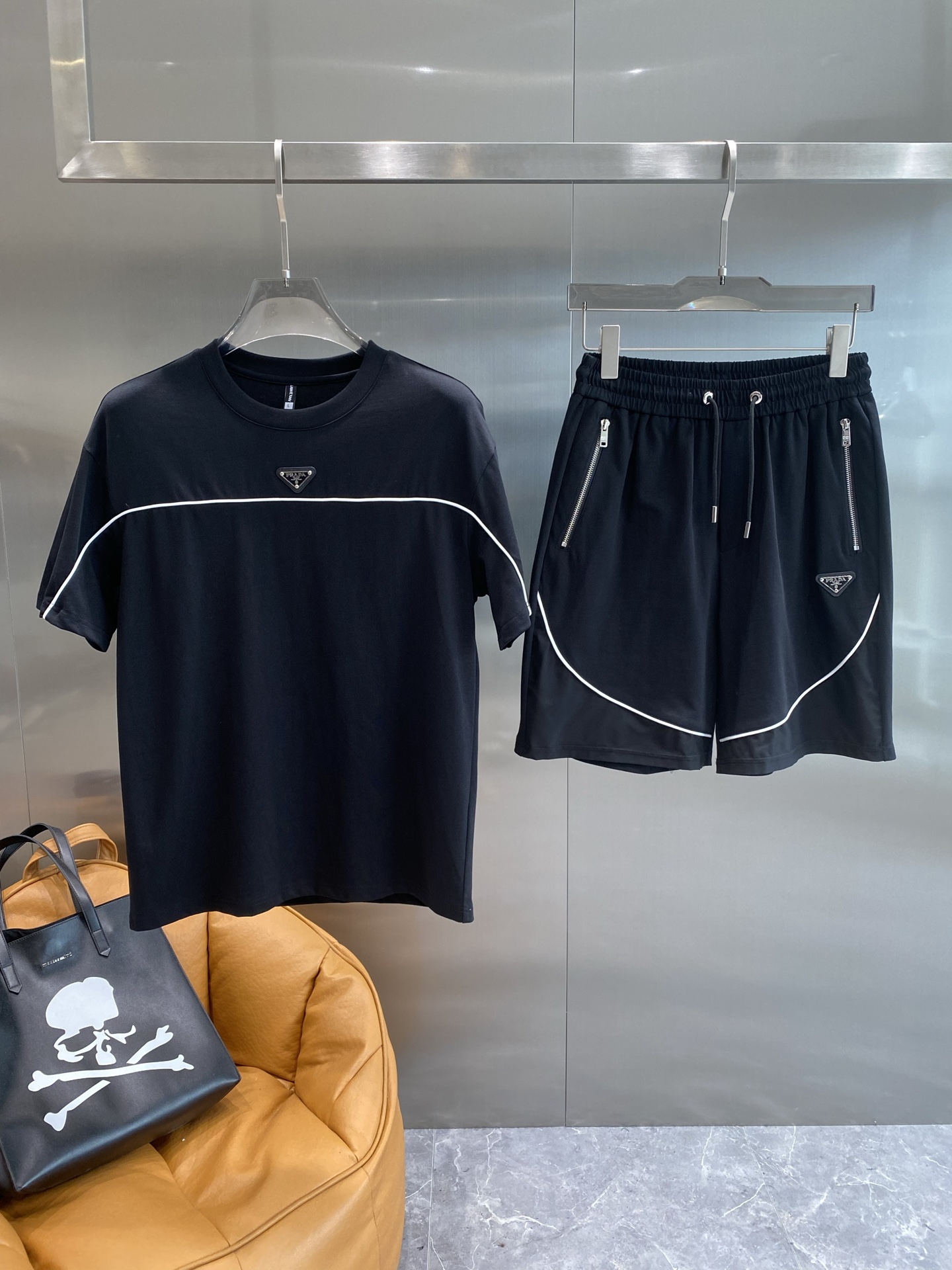 NO:453610,'Pujia' high-end custom set 2025 spring and summer new first-time counter latest short-sleeved shorts casual set high-end custom design avant-garde and fashionable!  Brand logo heavy craftsmanship design, high-end customized pure cotton fabric, soft feel, comfortable to wear, exquisite counter-level car line, fine workmanship, invincible and handsome upper body effect!  A must-have item for handsome men!  Code number M-3XL the next day, prada, shorts, T-shirt, alexander wang19860909《普家》 高端定制套装 2025春夏新款首发专柜最新款短袖短裤休闲套装 高端订制 设计前卫时尚！品牌logo重工艺设计 高端定制纯棉面料.手感柔软.穿着舒适.专柜级别精致车线.做工精细.上身效果无敌帅气！型男必备单品！码数M-3XL隔天,,prada,shorts,T-shirt,alexander wang,Men's clothing