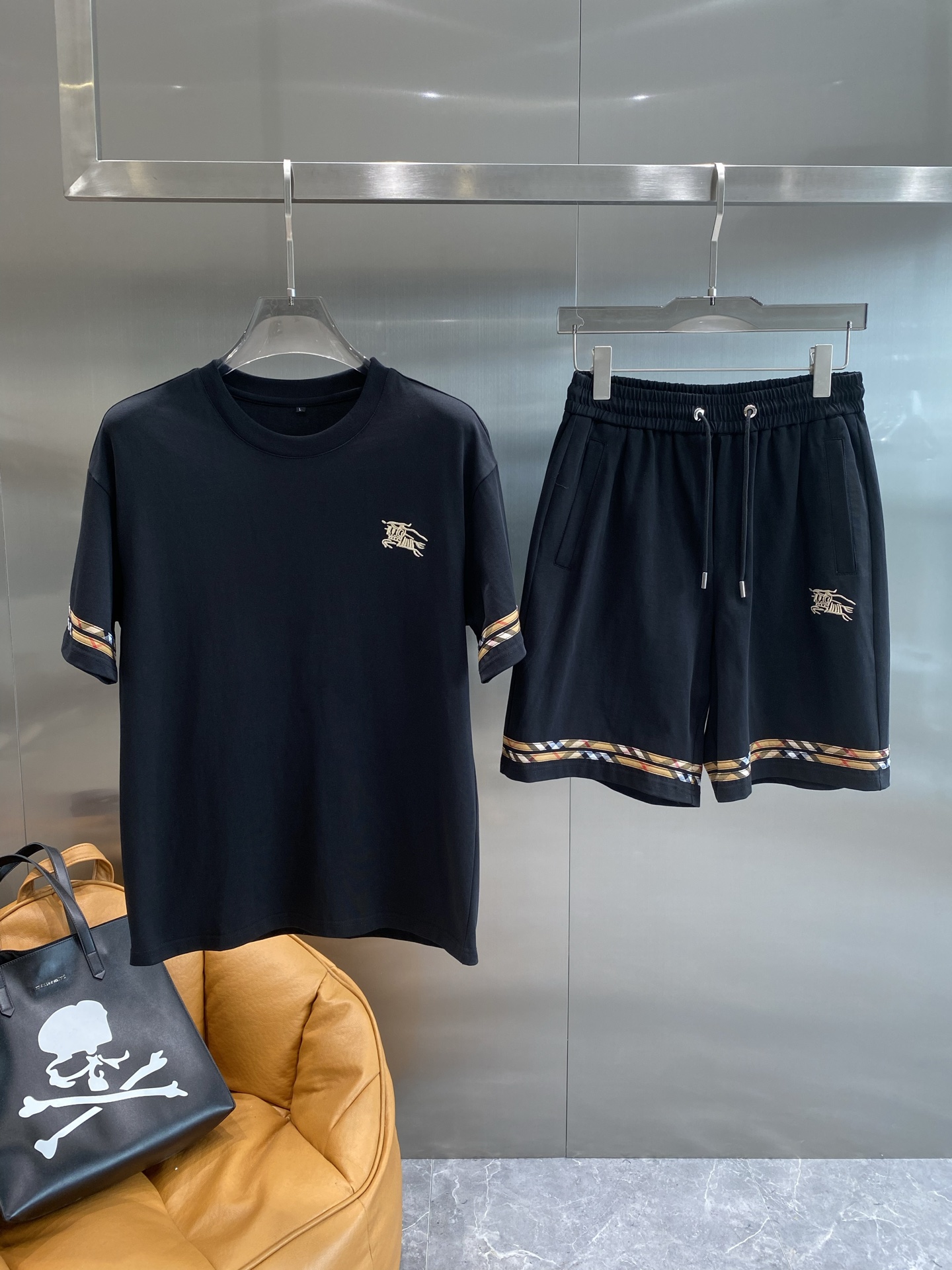 NO:453570,'Bajia' 2025 summer new men's casual short-sleeved shorts suit, customized fabric, soft and comfortable, breathable, elastic and comfortable, impeccable details, top-level auxiliary materials, original logo design concept, delicate and soft feel!  The upper body style is excellent!  Refreshing, comfortable and versatile summer size M-XXXL the next day, burberry, shorts, T-shirt, alexander wang19860909《巴家》 2025夏季新款男士休闲短袖短裤套装,定制面料 柔软舒适 透气弹力舒适度极高,细节无可挑剔,顶级辅料配备,原版logo设计理念,手感细腻柔软！上身版型超赞！夏季清爽舒适百搭款 尺码M-XXXL隔天,,burberry,shorts,T-shirt,alexander wang,Men's clothing