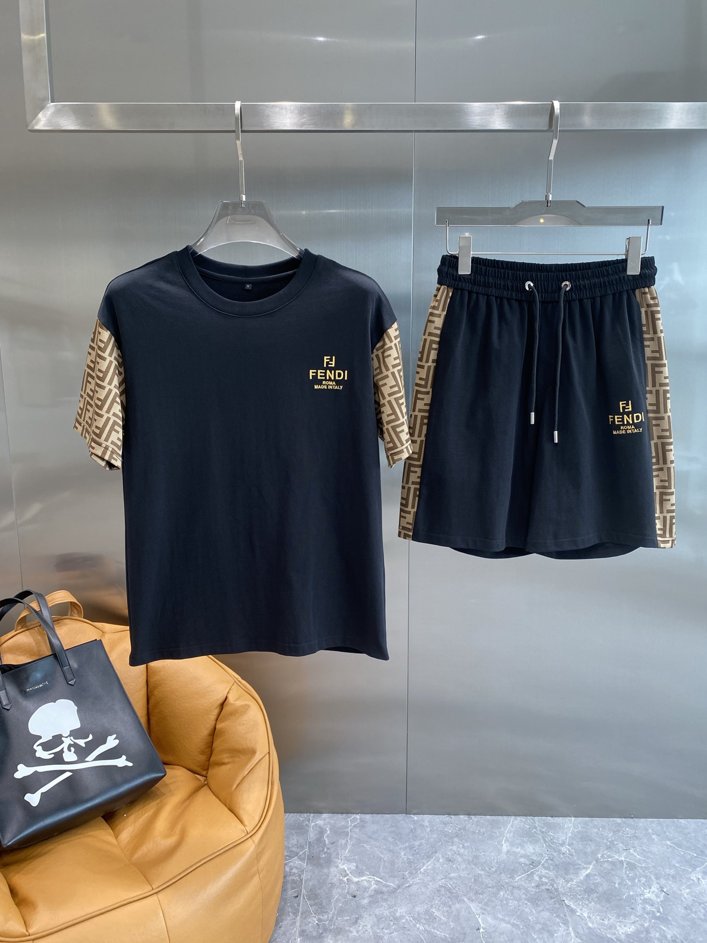 NO:453604,'Fenjia' high-end custom set 2025 spring and summer new first-time counter latest short-sleeved shorts casual set High-end custom design avant-garde and fashionable!  Brand logo heavy craftsmanship design, high-end customized pure cotton fabric, soft feel, comfortable to wear, exquisite counter-level car line, fine workmanship, invincible and handsome upper body effect!  A must-have item for handsome men!  Code number M-3XL the next day, fendi, shorts, T-shirt, alexander wang19860909《芬家》 高端定制套装 2025春夏新款首发专柜最新款短袖短裤休闲套装 高端订制 设计前卫时尚！品牌logo重工艺设计 高端定制纯棉面料.手感柔软.穿着舒适.专柜级别精致车线.做工精细.上身效果无敌帅气！型男必备单品！码数M-3XL隔天,,fendi,shorts,T-shirt,alexander wang,Men's clothing