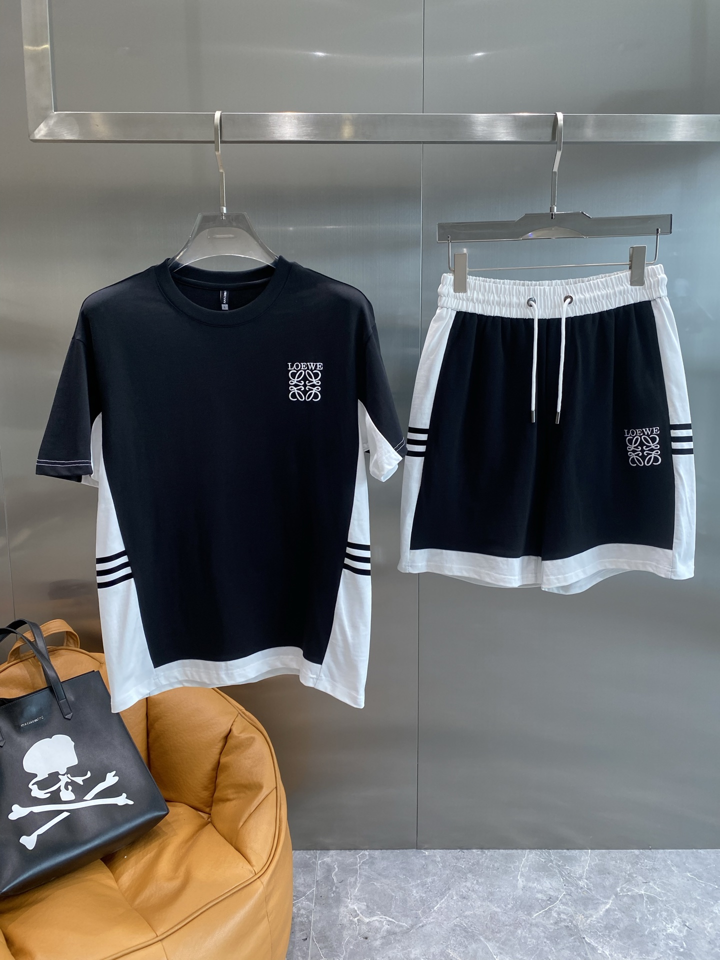 NO:453592,'Luo Family' High-end Customized Set The 2025 Spring and Summer New First-Open Counter Latest Short Sleeve Shorts Casual Set High-end Customized Design Avant-garde and fashionable!  Brand logo heavy craftsmanship design, high-end customized pure cotton fabric, soft feel, comfortable to wear, exquisite counter-level car line, fine workmanship, invincible and handsome upper body effect!  A must-have item for handsome men!  Code number M-3XL the next day, loewe, shorts, T-shirt, alexander wang19860909《罗家》 高端定制套装 2025春夏新款首发专柜最新款短袖短裤休闲套装 高端订制 设计前卫时尚！品牌logo重工艺设计 高端定制纯棉面料.手感柔软.穿着舒适.专柜级别精致车线.做工精细.上身效果无敌帅气！型男必备单品！码数M-3XL隔天,,loewe,shorts,T-shirt,alexander wang,Men's clothing