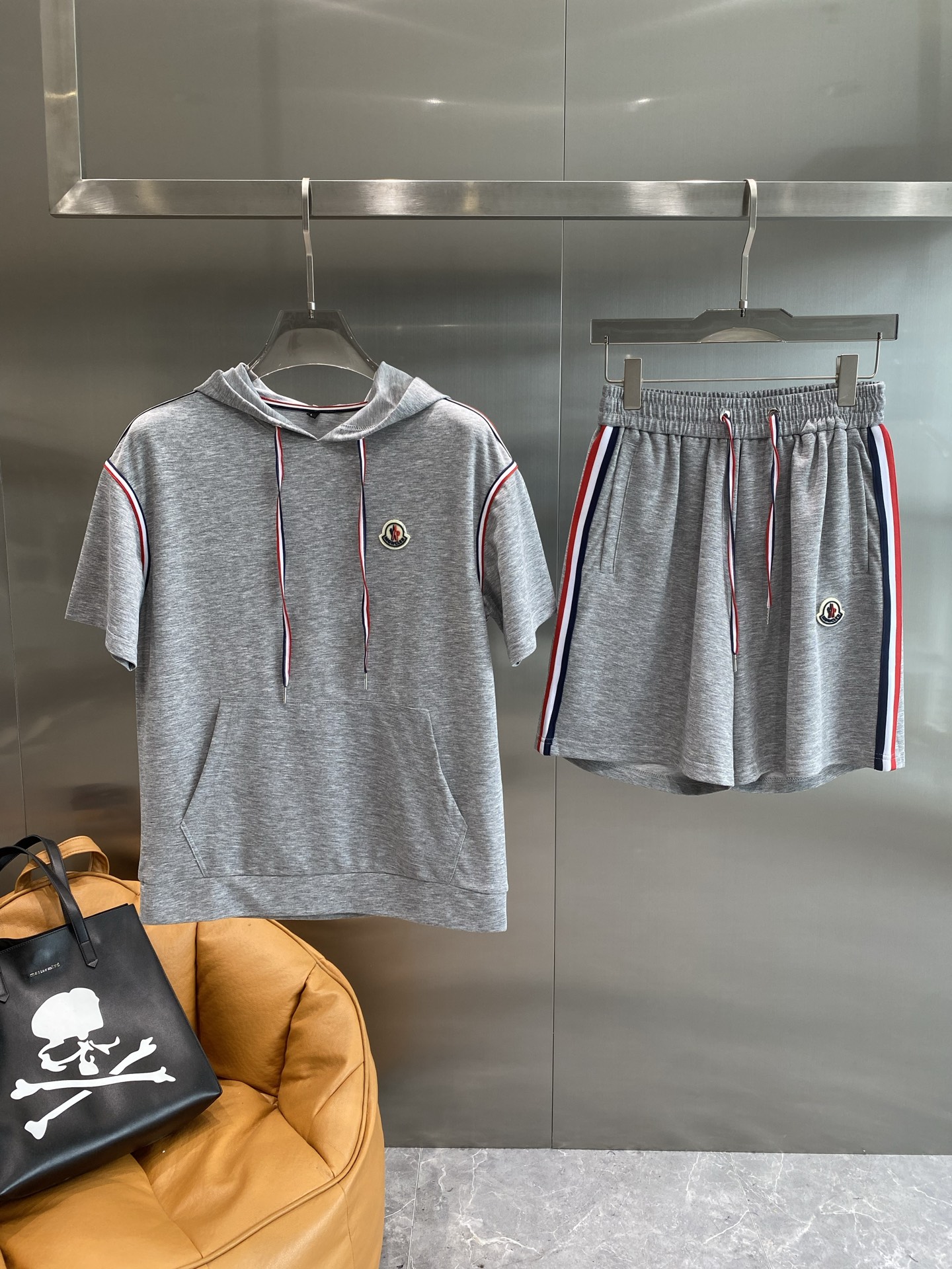 NO:453586,'Mengjia' 2025ss new style, casual, short-sleeved shorts suit, high-end version!  Customized fabrics for counters are breathable and comfortable, with impeccable details, and the brand element design concept reflects high quality. The feel is delicate and soft!  It is casually cut, with a great upper body style!  Code number M-3XL the next day, shorts, T-shirt, alexander wang19860909《蒙家》 2025ss新款 休闲 短袖 短裤裤 套装,高端版本！专柜定制面料 透气舒适度高,细节无可挑剔,品牌元素设计理念,体现高品质.手感细腻柔软！呈现休闲裁剪,上身版型超赞！码数M-3XL隔天,,shorts,T-shirt,alexander wang,Men's clothing