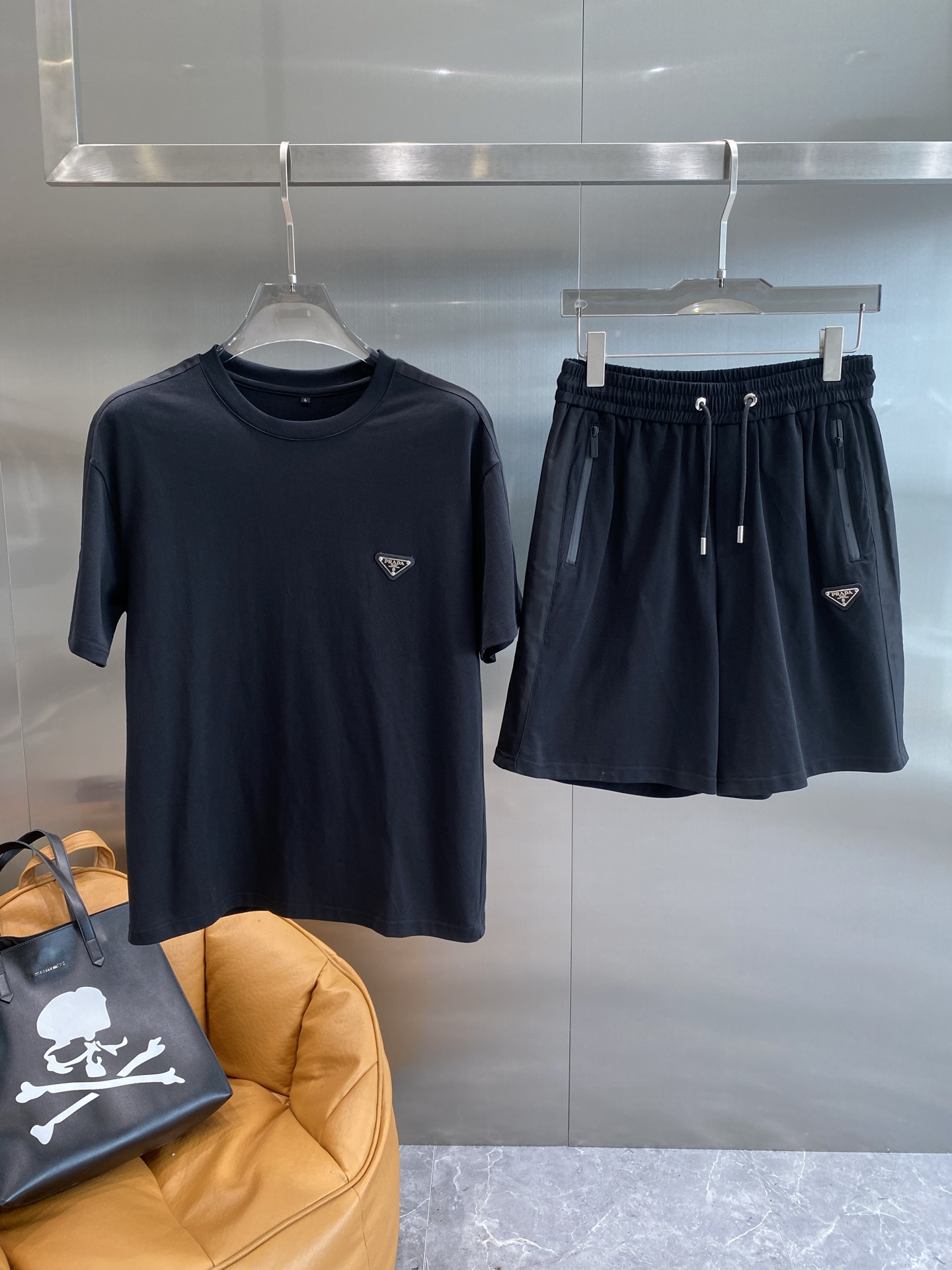 NO:453626,'Pujia' high-end custom set 2025 spring and summer new first-time counter latest short-sleeved shorts casual set high-end custom design avant-garde and fashionable!  Brand logo heavy craftsmanship design, high-end customized pure cotton fabric, soft feel, comfortable to wear, exquisite counter-level car line, fine workmanship, invincible and handsome upper body effect!  A must-have item for handsome men!  Code number M-3XL the next day, prada, shorts, T-shirt, alexander wang19860909《普家》 高端定制套装 2025春夏新款首发专柜最新款短袖短裤休闲套装 高端订制 设计前卫时尚！品牌logo重工艺设计 高端定制纯棉面料.手感柔软.穿着舒适.专柜级别精致车线.做工精细.上身效果无敌帅气！型男必备单品！码数M-3XL隔天,,prada,shorts,T-shirt,alexander wang,Men's clothing