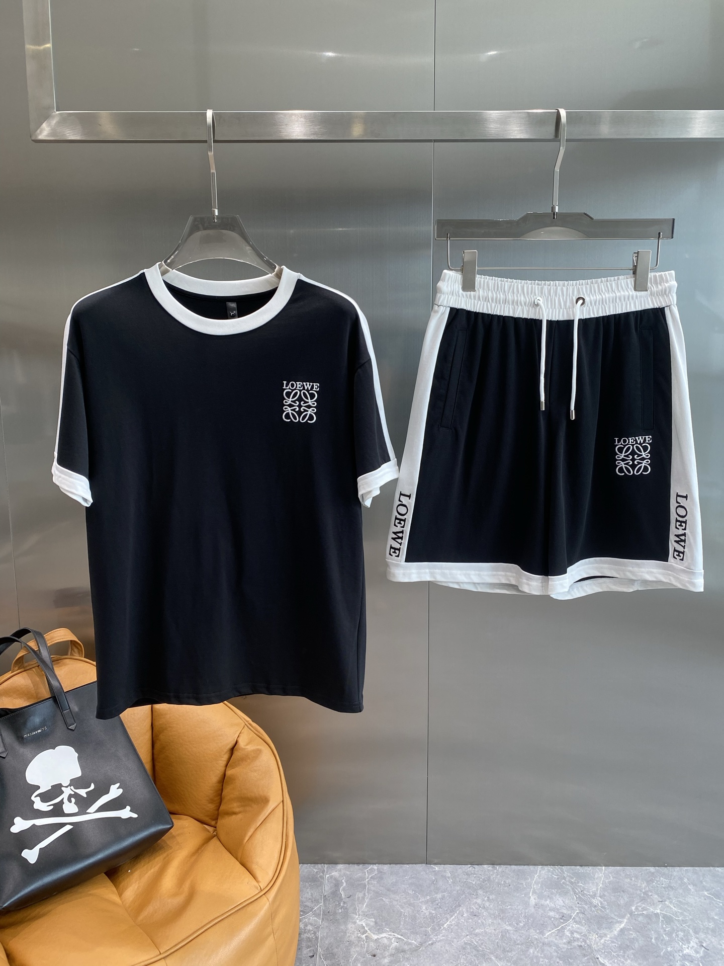 NO:453574,'Luo Family' 2025ss new style, casual, shorts, shorts, suit, high-end version!  Customized fabrics for counters are breathable and comfortable, with impeccable details, and the brand element design concept reflects high quality. The feel is delicate and soft!  It is casually cut, with a great upper body style!  Code number M-3XL the next day, loewe, shorts, T-shirt, alexander wang19860909《罗家》 2025ss新款 休闲 短袖 短裤裤 套装,高端版本！专柜定制面料 透气舒适度高,细节无可挑剔,品牌元素设计理念,体现高品质.手感细腻柔软！呈现休闲裁剪,上身版型超赞！码数M-3XL隔天,,loewe,shorts,T-shirt,alexander wang,Men's clothing