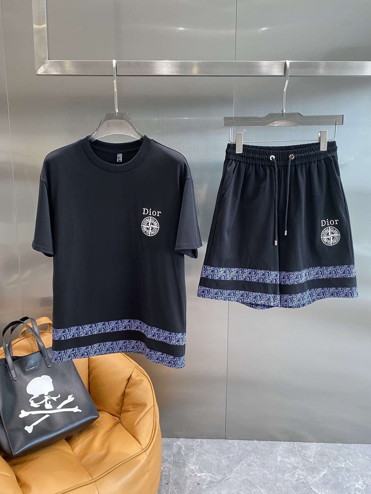 NO:453580,'Dijia' 2025ss new style, casual, short-sleeved shorts suit, high-end version!  Customized fabrics for counters are breathable and comfortable, with impeccable details, and the brand element design concept reflects high quality. The feel is delicate and soft!  It is casually cut, with a great upper body style!  Code number M-3XL the next day, dior, shorts, T-shirt, alexander wang19860909《迪家》 2025ss新款 休闲 短袖 短裤裤 套装,高端版本！专柜定制面料 透气舒适度高,细节无可挑剔,品牌元素设计理念,体现高品质.手感细腻柔软！呈现休闲裁剪,上身版型超赞！码数M-3XL隔天,,dior,shorts,T-shirt,alexander wang,Men's clothing