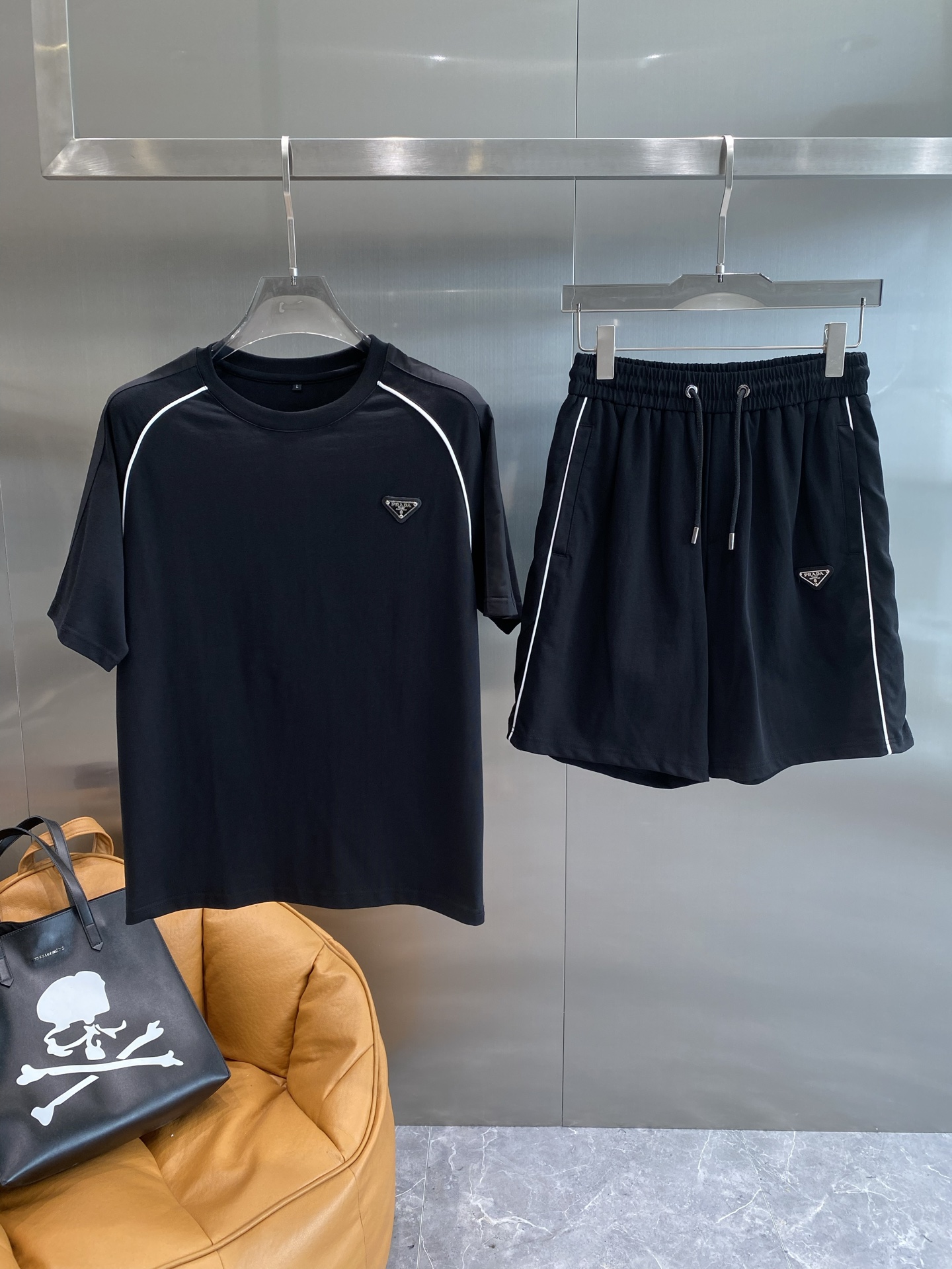 NO:453588,'Pujia' high-end custom set 2025 spring and summer new first-time counter latest short-sleeved shorts casual set high-end custom design avant-garde and fashionable!  Brand logo heavy craftsmanship design, high-end customized pure cotton fabric, soft feel, comfortable to wear, exquisite counter-level car line, fine workmanship, invincible and handsome upper body effect!  A must-have item for handsome men!  Code number M-3XL the next day, prada, shorts, T-shirt, alexander wang19860909《普家》 高端定制套装 2025春夏新款首发专柜最新款短袖短裤休闲套装 高端订制 设计前卫时尚！品牌logo重工艺设计 高端定制纯棉面料.手感柔软.穿着舒适.专柜级别精致车线.做工精细.上身效果无敌帅气！型男必备单品！码数M-3XL隔天,,prada,shorts,T-shirt,alexander wang,Men's clothing