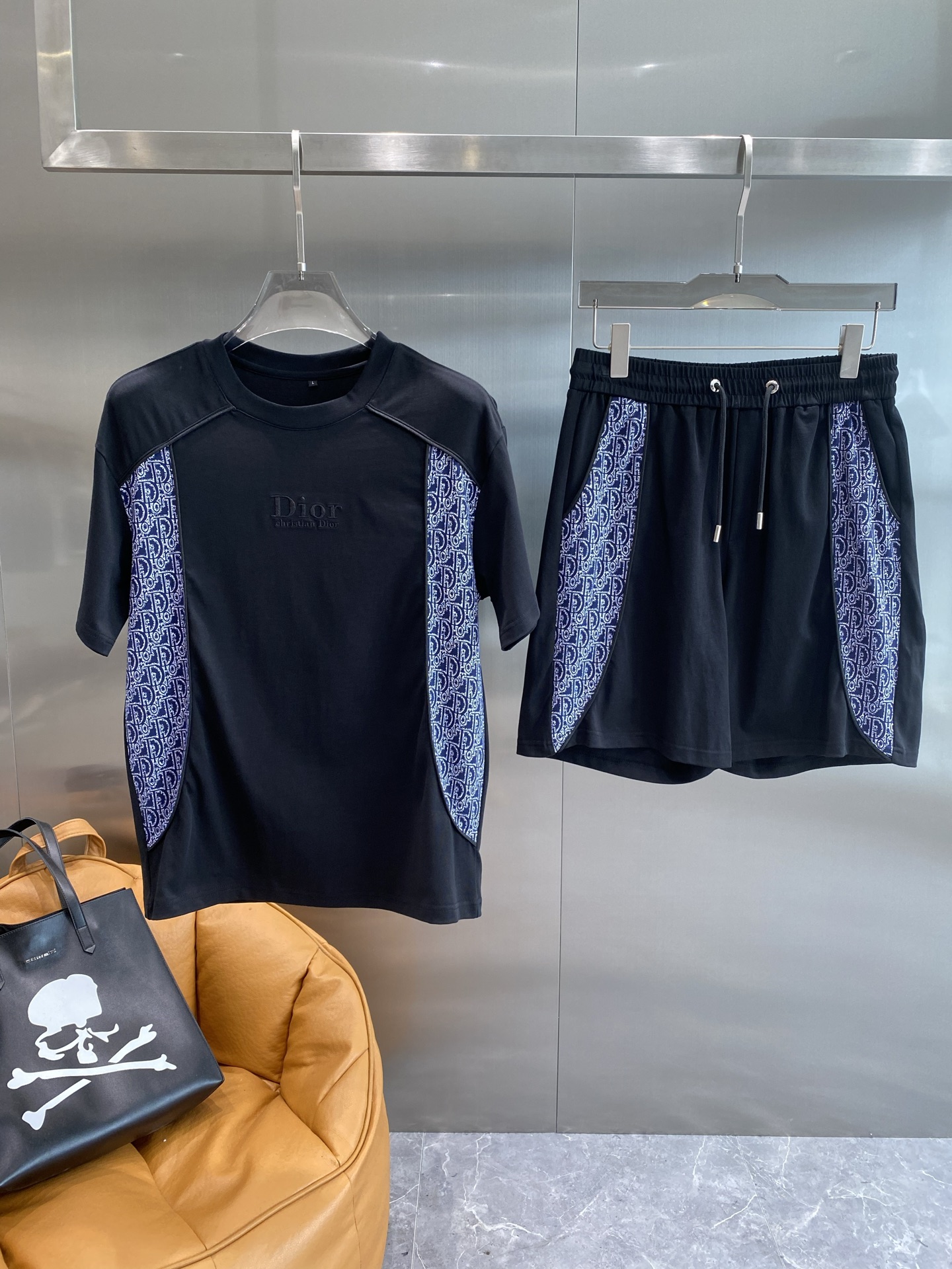 NO:453582,'Dijia' high-end custom set 2025 spring and summer new first-time counter latest short-sleeved shorts casual set High-end custom design avant-garde and fashionable!  Brand logo heavy craftsmanship design, high-end customized pure cotton fabric, soft feel, comfortable to wear, exquisite counter-level car line, fine workmanship, invincible and handsome upper body effect!  A must-have item for handsome men!  Code number M-3XL the next day, dior, shorts, T-shirt, alexander wang19860909《迪家》 高端定制套装 2025春夏新款首发专柜最新款短袖短裤休闲套装 高端订制 设计前卫时尚！品牌logo重工艺设计 高端定制纯棉面料.手感柔软.穿着舒适.专柜级别精致车线.做工精细.上身效果无敌帅气！型男必备单品！码数M-3XL隔天,,dior,shorts,T-shirt,alexander wang,Men's clothing