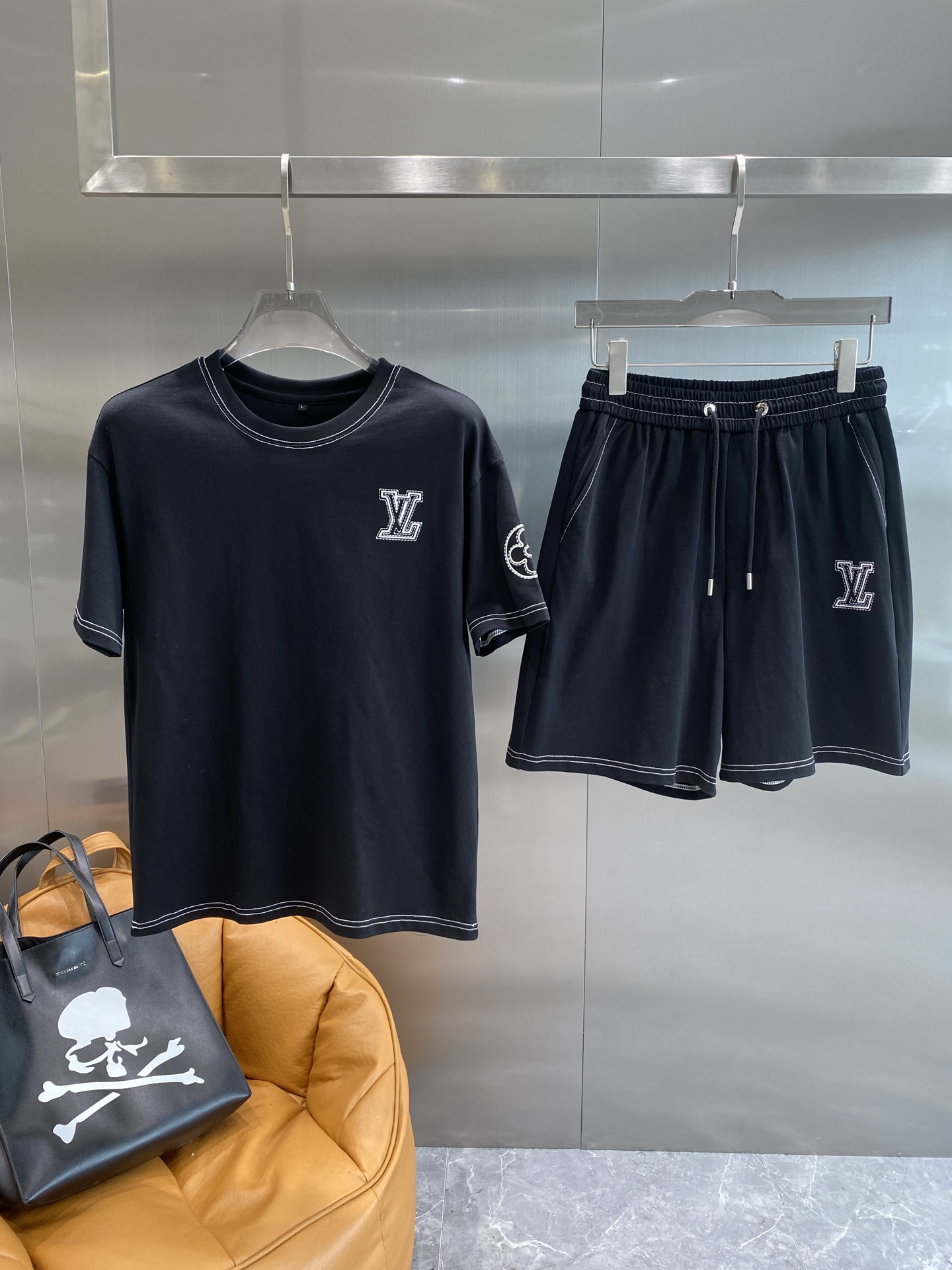 NO:453616,'Donkey Family' High-end Customized Set The 2025 Spring and Summer New First-Open Counter Latest Short Sleeve Shorts Casual Set High-end Customized Design Avant-garde and fashionable!  Brand logo heavy craftsmanship design, high-end customized pure cotton fabric, soft feel, comfortable to wear, exquisite counter-level car line, fine workmanship, invincible and handsome upper body effect!  A must-have item for handsome men!  Code number M-3XL the next day, louis vuitton,louis vuitton,shorts,t-shirt,alexander wang19860909《驴家》 高端定制套装 2025春夏新款首发专柜最新款短袖短裤休闲套装 高端订制 设计前卫时尚！品牌logo重工艺设计 高端定制纯棉面料.手感柔软.穿着舒适.专柜级别精致车线.做工精细.上身效果无敌帅气！型男必备单品！码数M-3XL隔天,,louis vuitton,louis vuitton,shorts,T-shirt,alexander wang,Men's clothing