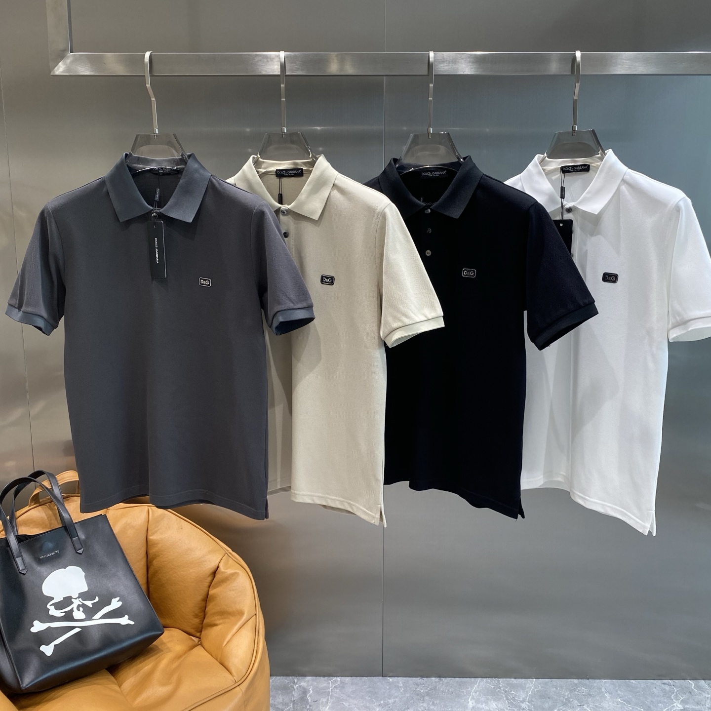 NO:453565,'DG Home' 2025 spring and summer new fine-texture pearl-land business polo, minimalist body shape!  Top knitted cotton blend texture The overall feel is extremely comfortable, with strong elasticity and high-end skin-friendly effect, classic fashionable lapel Polo shirt short sleeves. Trading company channel orders, and the official website is released simultaneously. It is simple and elegant, fashionable and versatile, and the quality is even more unscrupulous!! The quality of the fabric is as high as ever, soft and stylish, breathable and comfortable. The upper body has a good drooping feeling, not easy to deform! It is even more difficult to fade! The next day, gucci, T-shirt, alexander wang19860909《DG家》 2025春夏新品细纹珠地商务Polo,极简的衣身造型！顶级针织棉质混纺质地 整体的触感极为舒适,弹力十足亲肤效果高级,经典时尚翻领 Polo衫短袖 贸易公司渠道订单,官网同步发售,简约大气,时尚百搭,品相更是无法挑剔!!面料这块品质也是一如既往的高规格 柔软有型、透气舒适.上身垂感好,不易变形!更不易褪色!码数M-3xL隔天,,gucci,T-shirt,alexander wang,Men's clothing