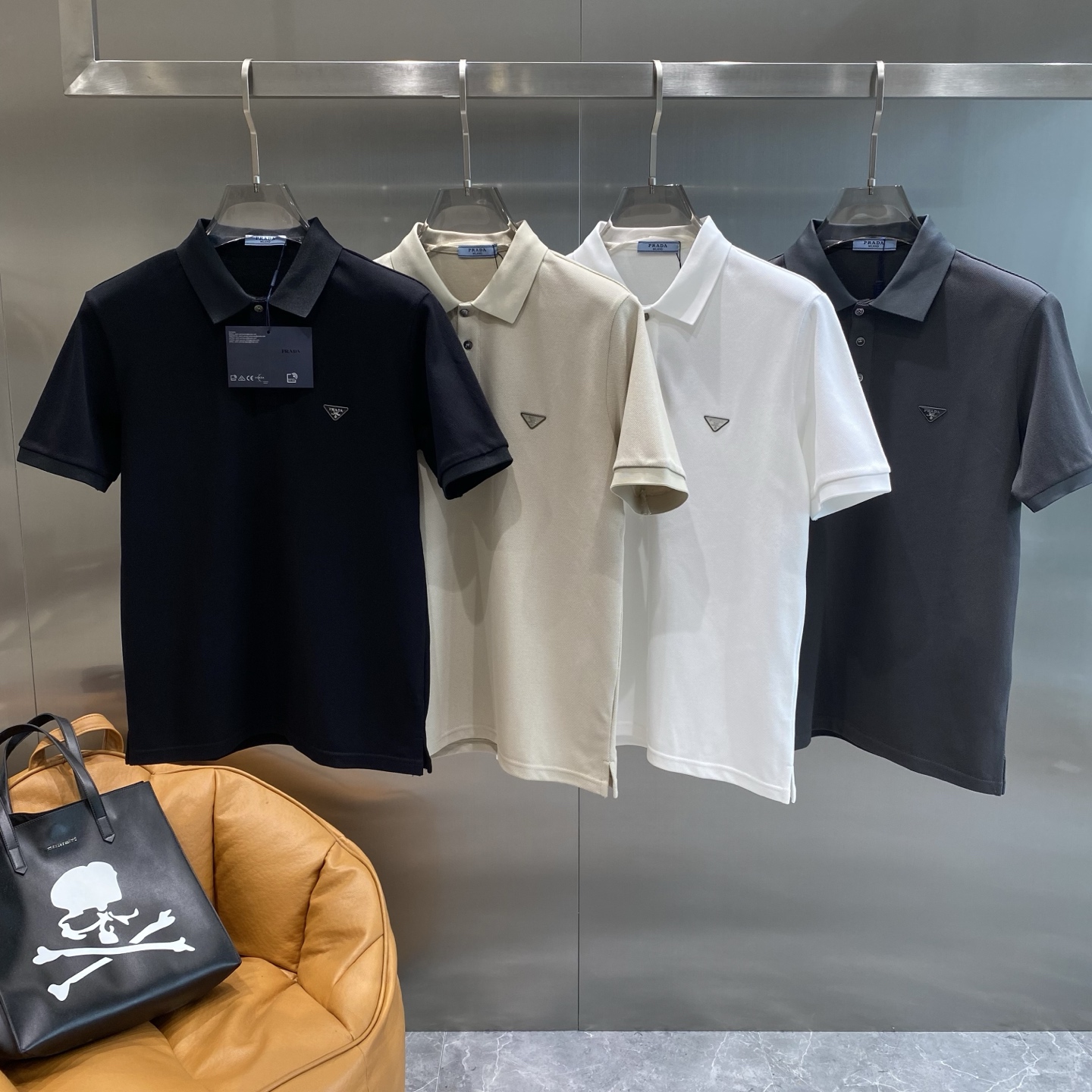 NO:453561,'Pujia' 2025 spring and summer new fine-texture pearl-land business Polo, minimalist body shape!  Top knitted cotton blend texture The overall feel is extremely comfortable, with high-end elasticity and skin-friendly effect, classic fashionable lapel Polo shirt short sleeves. Trading company channel orders, and the official website is released simultaneously. It is simple and elegant, fashionable and versatile, and the quality is even more unscrupulous!! The quality of the fabric is as high as ever, soft and stylish, breathable and comfortable. The upper body has a good drooping feeling, not easy to deform! It is even more difficult to fade! The next day, prada, T-shirt, alexander wang19860909《普家》 2025春夏新品细纹珠地商务Polo,极简的衣身造型！顶级针织棉质混纺质地 整体的触感极为舒适,弹力十足亲肤效果高级,经典时尚翻领 Polo衫短袖 贸易公司渠道订单,官网同步发售,简约大气,时尚百搭,品相更是无法挑剔!!面料这块品质也是一如既往的高规格 柔软有型、透气舒适.上身垂感好,不易变形!更不易褪色!码数M-3xL隔天,,prada,T-shirt,alexander wang,Men's clothing