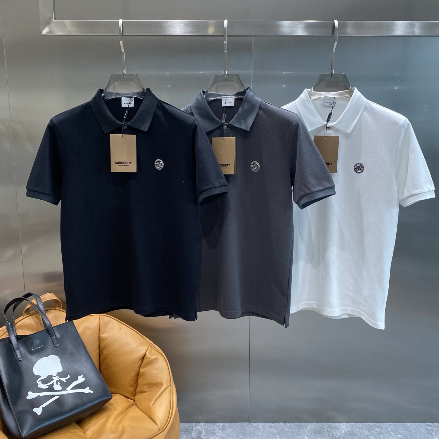 NO:453557,'Ba Jia' 2025 spring and summer new fine-texture pearl business Polo, minimalist body shape!  Top knitted cotton blend texture The overall feel is extremely comfortable, with strong elasticity and high-end skin-friendly effect, classic fashionable lapel Polo shirt short sleeves. Trading company channel orders, and the official website is released simultaneously. It is simple and elegant, fashionable and versatile, and the quality is even more unscrupulous!! The quality of the fabric is as high as ever, soft and stylish, breathable and comfortable. The upper body has a good drooping feeling, not easy to deform! It is even more difficult to fade! The next day, burberry, T-shirt, alexander wang19860909《巴家》 2025春夏新品细纹珠地商务Polo,极简的衣身造型！顶级针织棉质混纺质地 整体的触感极为舒适,弹力十足亲肤效果高级,经典时尚翻领 Polo衫短袖 贸易公司渠道订单,官网同步发售,简约大气,时尚百搭,品相更是无法挑剔!!面料这块品质也是一如既往的高规格 柔软有型、透气舒适.上身垂感好,不易变形!更不易褪色!码数M-3xL隔天,,burberry,T-shirt,alexander wang,Men's clothing