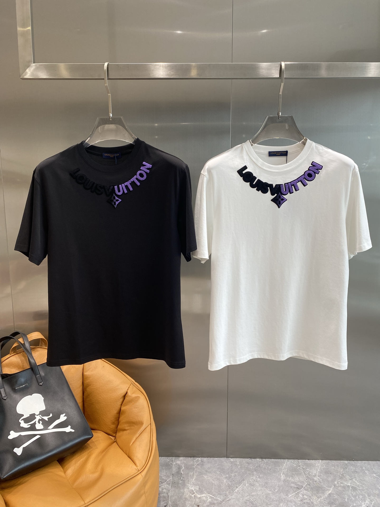 NO:453553,'Donkey Family' 2025 spring and summer new style first-time counter latest short-sleeved round-neck T-shirt, high-end customization, avant-garde and fashionable design!  Brand logo heavy craft design, high-end customized mercerated cloud cotton fabric, soft feel, comfortable to wear, exquisite counter-level car line, fine workmanship, invincible and handsome upper body effect!  A must-have item for handsome men!  Color black white Number M-3XL next day, louis vuitton,louis vuitton,t-shirt,tees,t-shirt,alexander wang19860909《驴家》 2025春夏新款首发专柜最新款短袖圆领T恤 高端订制 设计前卫时尚！品牌logo重工艺设计 高端定制丝光云朵棉面料.手感柔软.穿着舒适.专柜级别精致车线.做工精细.上身效果无敌帅气！型男必备单品！颜色黑色 白色 码数M-3XL隔天,,louis vuitton,louis vuitton,T-shirt,tees，t-shirt,alexander wang,Men's clothing