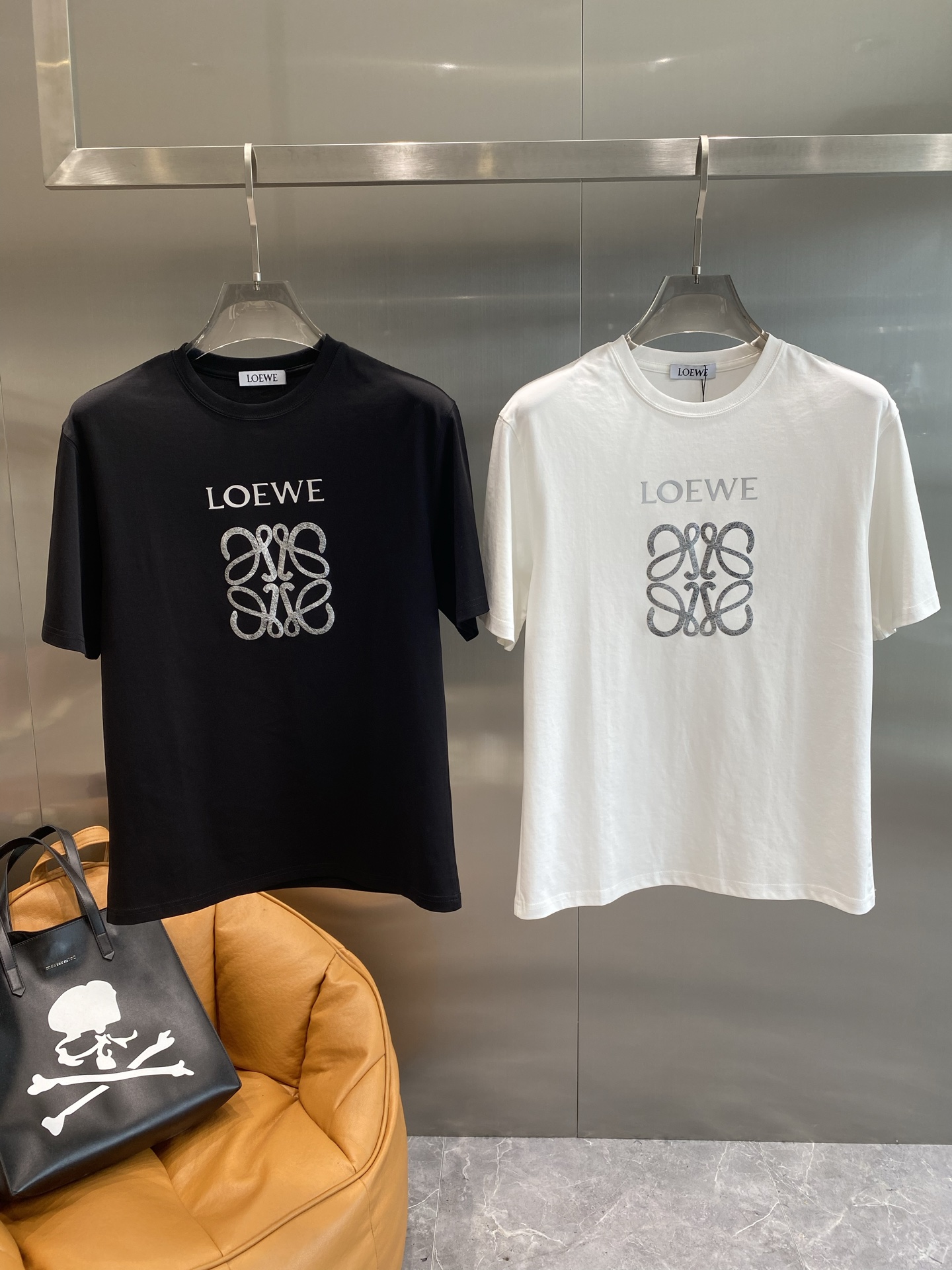 NO:453549,'Luo Family' 2025 spring and summer new style first-time counter latest short-sleeved round-neck T-shirt, high-end customization, avant-garde and fashionable design!  Brand logo heavy craft design, high-end customized mercerated cloud cotton fabric, soft feel, comfortable to wear, exquisite counter-level car line, fine workmanship, invincible and handsome upper body effect!  A must-have item for handsome men!  Color black white Number M-3XL next day, loewe, T-shirt,tees, t-shirt,alexander wang19860909《罗家》 2025春夏新款首发专柜最新款短袖圆领T恤 高端订制 设计前卫时尚！品牌logo重工艺设计 高端定制丝光云朵棉面料.手感柔软.穿着舒适.专柜级别精致车线.做工精细.上身效果无敌帅气！型男必备单品！颜色黑色 白色 码数M-3XL隔天,,loewe,T-shirt,tees，t-shirt,alexander wang,Men's clothing