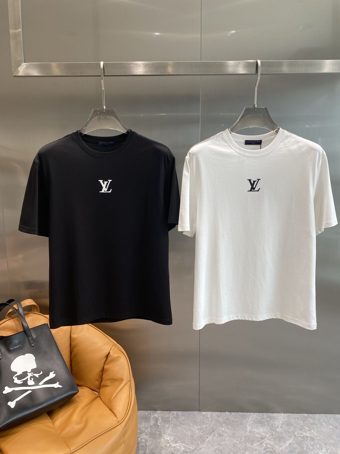 NO:453545,'Donkey Family' 2025 spring and summer new style first-time counter latest short-sleeved round-neck T-shirt, high-end customization, avant-garde and fashionable design!  Brand logo heavy craft design, high-end customized mercerated cloud cotton fabric, soft feel, comfortable to wear, exquisite counter-level car line, fine workmanship, invincible and handsome upper body effect!  A must-have item for handsome men!  Color black white Number M-3XL next day, louis vuitton,louis vuitton,t-shirt,tees,t-shirt,alexander wang19860909《驴家》 2025春夏新款首发专柜最新款短袖圆领T恤 高端订制 设计前卫时尚！品牌logo重工艺设计 高端定制丝光云朵棉面料.手感柔软.穿着舒适.专柜级别精致车线.做工精细.上身效果无敌帅气！型男必备单品！颜色黑色 白色 码数M-3XL隔天,,louis vuitton,louis vuitton,T-shirt,tees，t-shirt,alexander wang,Men's clothing