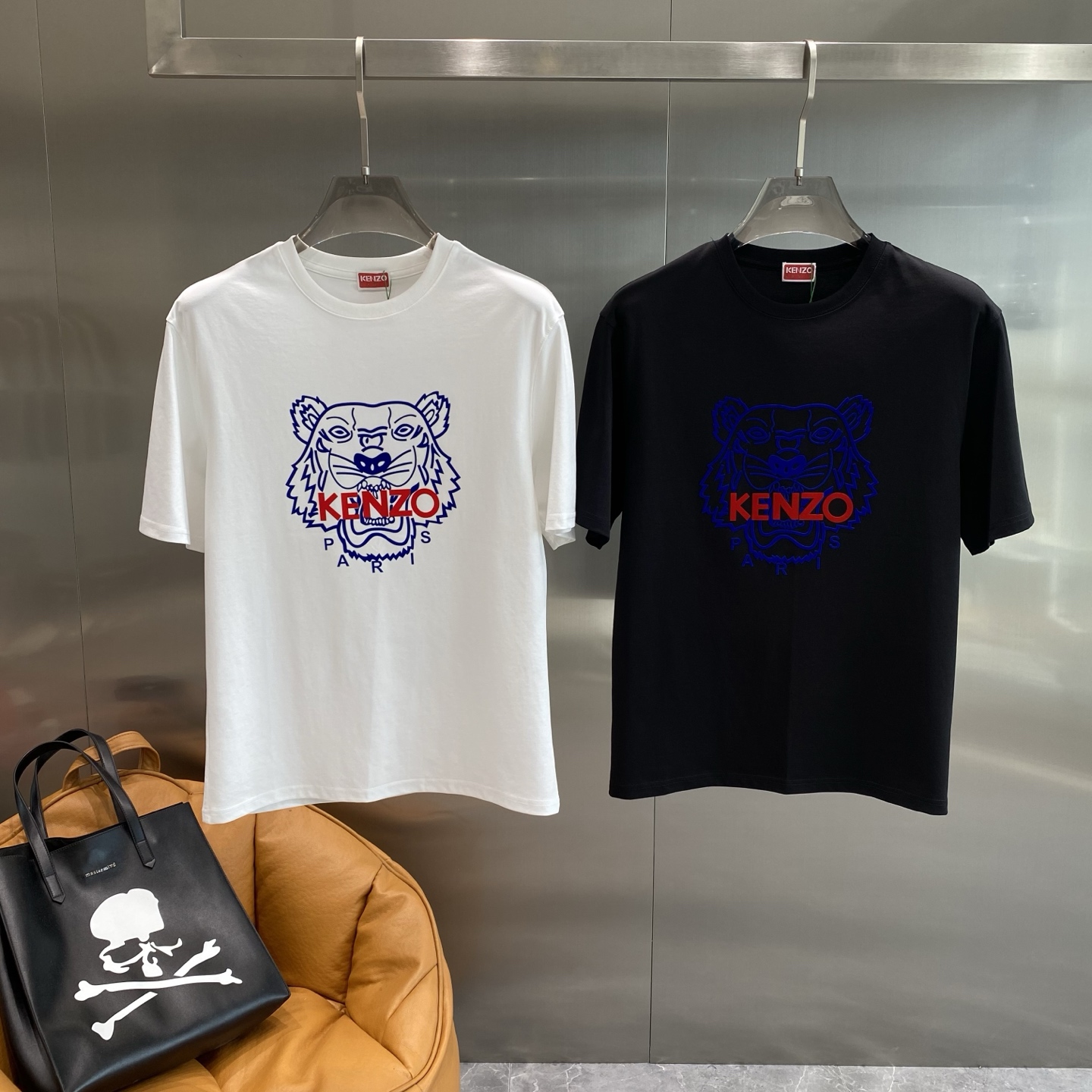 NO:453541,'KENZO Home' 2025 spring and summer new model first-time counter latest short-sleeved round-neck T-shirt, high-end customization, avant-garde and fashionable design!  Brand logo heavy craft design, high-end customized mercerated long cotton fabric, soft feel, comfortable to wear, exquisite counter-level car line, fine workmanship, invincible and handsome upper body effect!  A must-have item for handsome men!  M-3XL the next day, T-shirt,tees,t-shirt,alexander wang19860909《KENZO家》 2025春夏新款首发专柜最新款短袖圆领T恤 高端订制 设计前卫时尚！品牌logo重工艺设计 高端定制丝光长绒棉面料.手感柔软.穿着舒适.专柜级别精致车线.做工精细.上身效果无敌帅气！型男必备单品！M-3XL隔天,,T-shirt,tees，t-shirt,alexander wang,Men's clothing