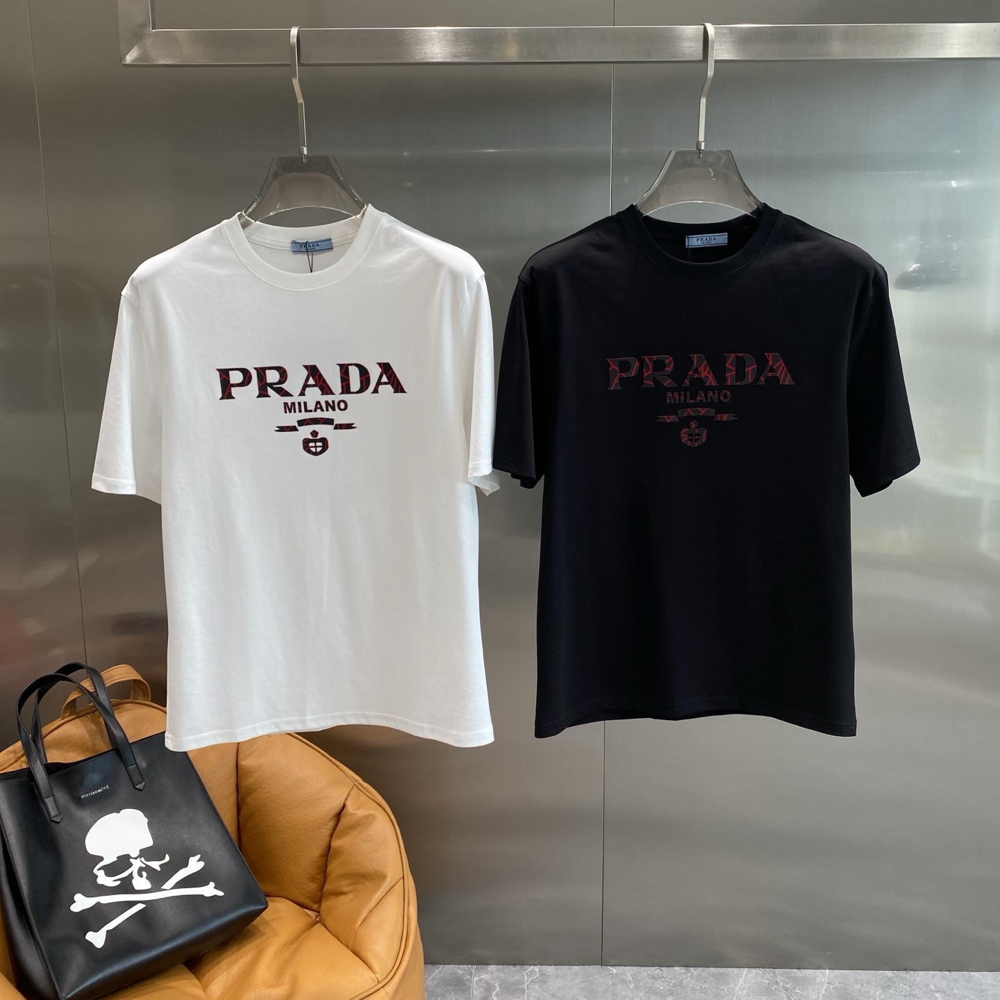 NO:453537,'Pujia' 2025 spring and summer new style first-time counter latest short-sleeved round-neck T-shirt, high-end customization, avant-garde and fashionable design!  Brand logo heavy craft design, high-end customized mercerated long cotton fabric, soft feel, comfortable to wear, exquisite counter-level car line, fine workmanship, invincible and handsome upper body effect!  A must-have item for handsome men!  M-3XL the next day, prada, T-shirt,tees, t-shirt,alexander wang19860909《普家》 2025春夏新款首发专柜最新款短袖圆领T恤 高端订制 设计前卫时尚！品牌logo重工艺设计 高端定制丝光长绒棉面料.手感柔软.穿着舒适.专柜级别精致车线.做工精细.上身效果无敌帅气！型男必备单品！M-3XL隔天,,prada,T-shirt,tees，t-shirt,alexander wang,Men's clothing