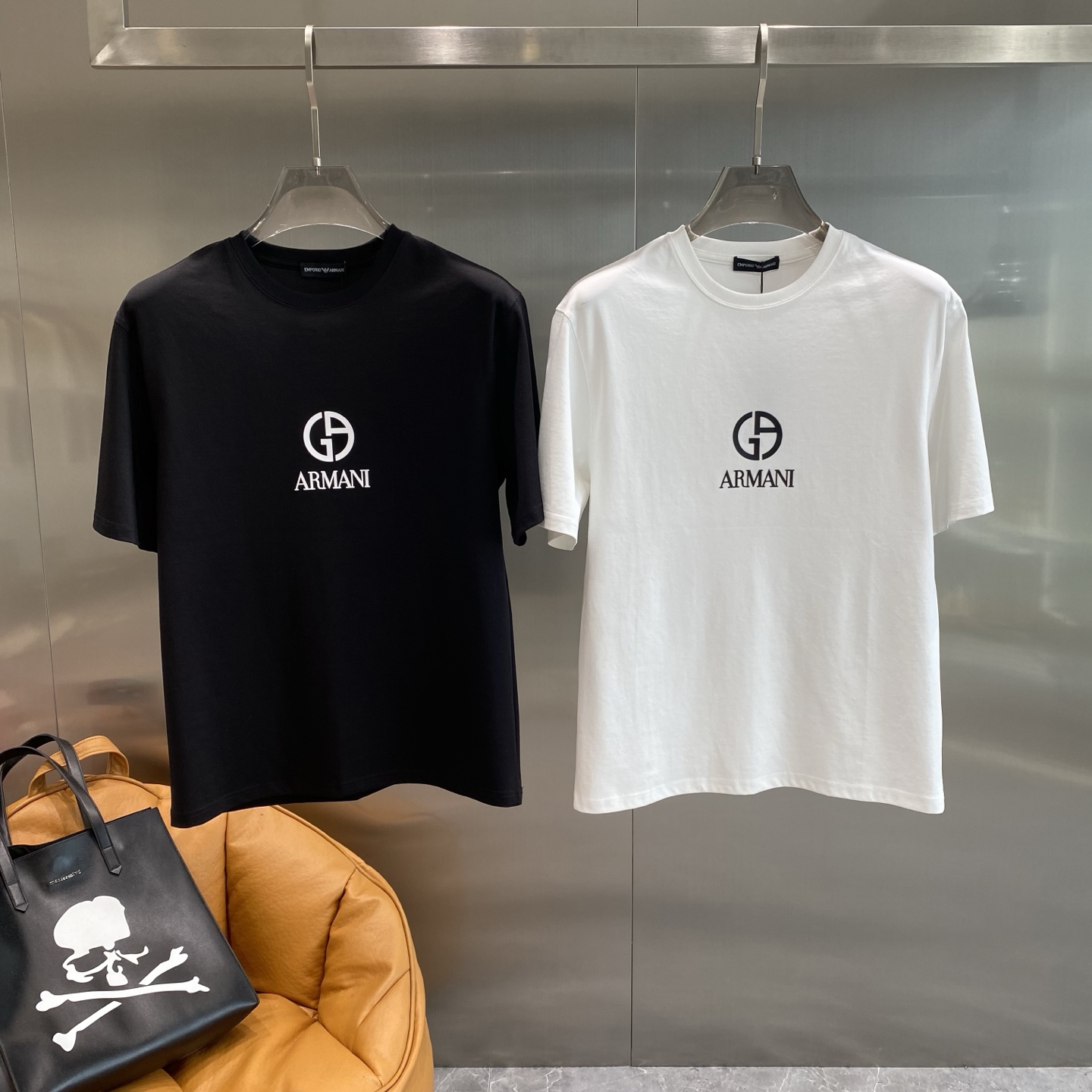 NO:453533,'Ama Family' 2025 spring and summer new style first-time counter latest short-sleeved round-neck T-shirt, high-end customization, avant-garde and fashionable design!  Brand logo heavy craft design, high-end customized mercerated long cotton fabric, soft feel, comfortable to wear, exquisite counter-level car line, fine workmanship, invincible and handsome upper body effect!  A must-have item for handsome men!  M-3XL the next day, T-shirt,tees,t-shirt,alexander wang19860909《阿玛家》 2025春夏新款首发专柜最新款短袖圆领T恤 高端订制 设计前卫时尚！品牌logo重工艺设计 高端定制丝光长绒棉面料.手感柔软.穿着舒适.专柜级别精致车线.做工精细.上身效果无敌帅气！型男必备单品！M-3XL隔天,,T-shirt,tees，t-shirt,alexander wang,Men's clothing