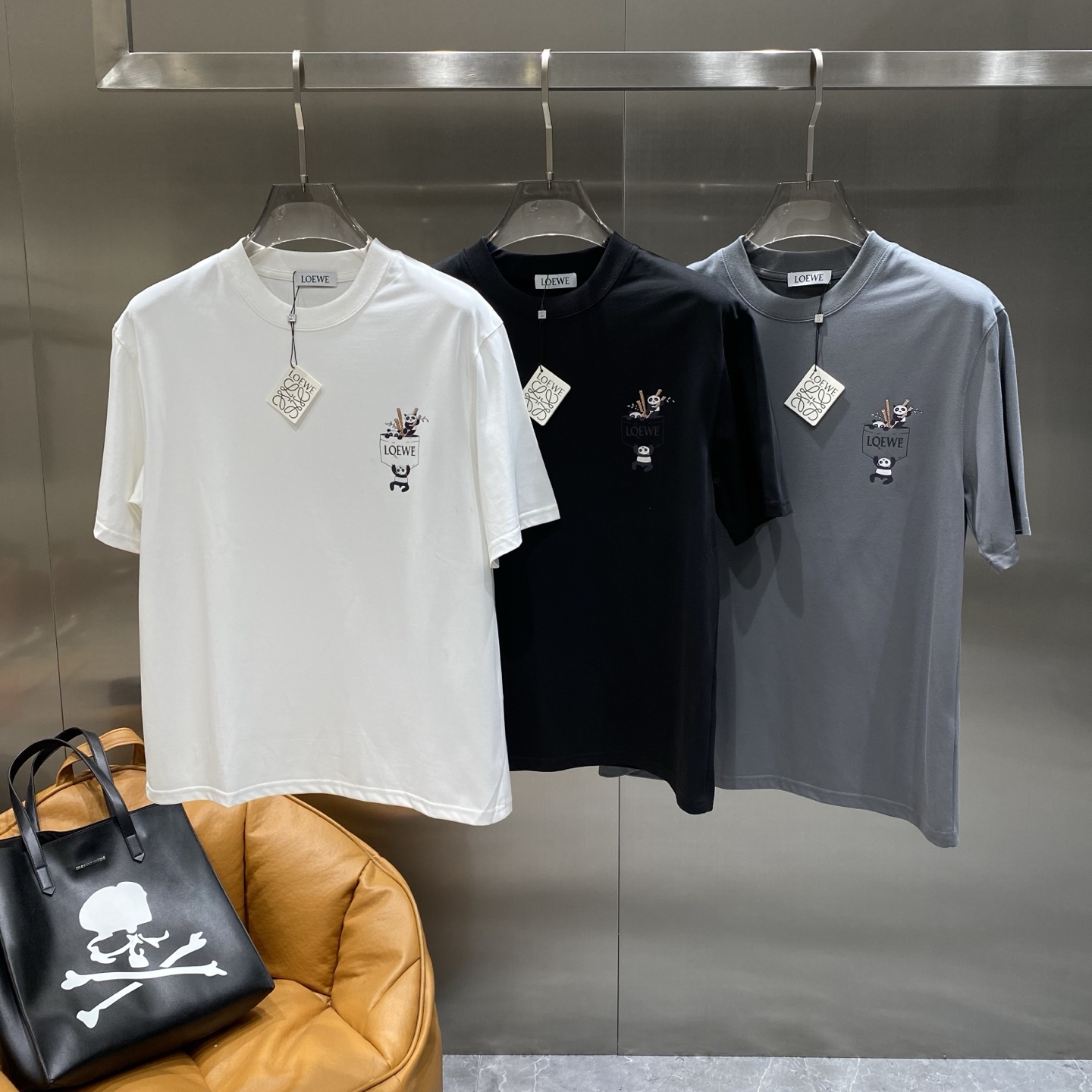 NO:500595,'Luo Family' 2025 spring and summer new style first-time counter latest short-sleeved round-neck T-shirt, high-end customization, avant-garde and fashionable design!  Craft design High-end customized mercerated long velvet cotton fabric. It feels soft and comfortable to wear. The counter-level exquisite car line is fine. The workmanship is exquisite. The upper body effect is invincible and handsome!  A must-have item for handsome men!  Count M-3XL the next day, loewe, T-shirt,tees, t-shirt,alexander wang19860909《 罗家》 2025春夏新款首发专柜最新款短袖圆领T恤 高端订制 设计前卫时尚！工艺设计 高端定制丝光长绒棉面料.手感柔软.穿着舒适.专柜级别精致车线.做工精细.上身效果无敌帅气！型男必备单品！ 码数M-3XL隔天,,loewe,T-shirt,tees，t-shirt,alexander wang,Men's clothing