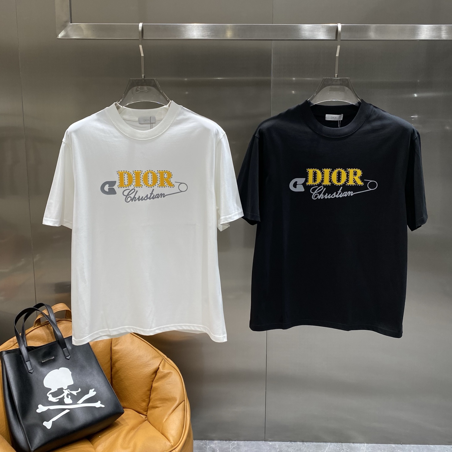 NO:500599,'Dijia' 2025 spring and summer new style first-time counter latest short-sleeved round-neck T-shirt, high-end customization, avant-garde and fashionable design!  Craft design High-end customized mercerated long velvet cotton fabric. It feels soft and comfortable to wear. The counter-level exquisite car line is fine. The workmanship is exquisite. The upper body effect is invincible and handsome!  A must-have item for handsome men!  Code number M-3XL the next day, dior, T-shirt,tees, t-shirt,alexander wang19860909《迪家》 2025春夏新款首发专柜最新款短袖圆领T恤 高端订制 设计前卫时尚！工艺设计 高端定制丝光长绒棉面料.手感柔软.穿着舒适.专柜级别精致车线.做工精细.上身效果无敌帅气！型男必备单品！ 码数M-3XL隔天,,dior,T-shirt,tees，t-shirt,alexander wang,Men's clothing