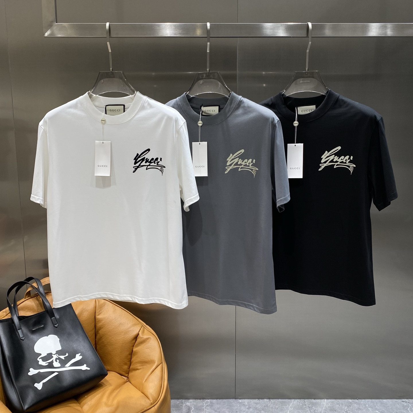 NO:500603,'Gujia' 2025 spring and summer new style first-time counter latest short-sleeved round-neck T-shirt, high-end customization, avant-garde and fashionable design!  Craft design High-end customized mercerated long velvet cotton fabric. It feels soft and comfortable to wear. The counter-level exquisite car line is fine. The workmanship is exquisite. The upper body effect is invincible and handsome!  A must-have item for handsome men!  Code number M-3XL the next day, gucci, T-shirt, tees, t-shirt, alexander wang19860909《古家》 2025春夏新款首发专柜最新款短袖圆领T恤 高端订制 设计前卫时尚！工艺设计 高端定制丝光长绒棉面料.手感柔软.穿着舒适.专柜级别精致车线.做工精细.上身效果无敌帅气！型男必备单品！ 码数M-3XL隔天,,gucci,T-shirt,tees，t-shirt,alexander wang,Men's clothing