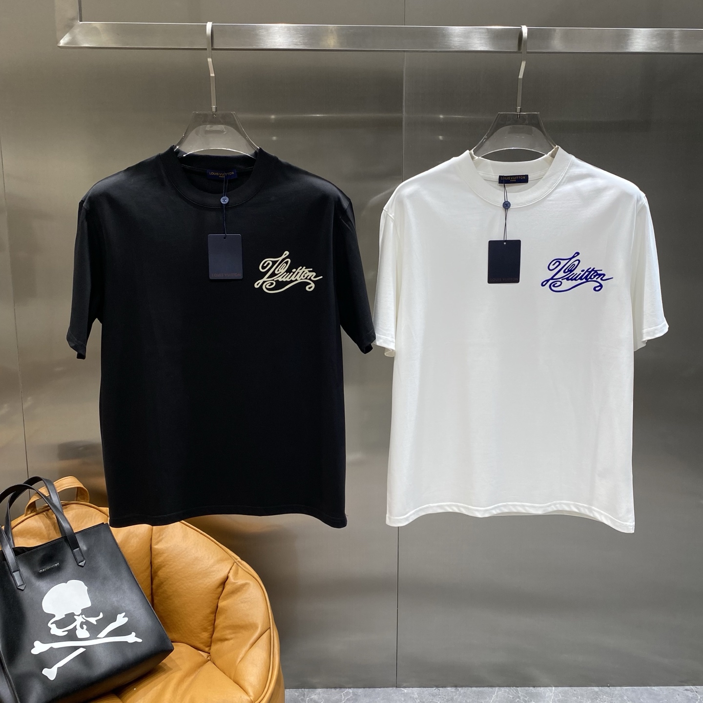 NO:599875,'Donkey Family' 25SS spring and summer new debut counter latest short-sleeved round neck T-shirt, high-end custom design, avant-garde and fashionable!  The brand logo emphasizes craftsmanship and is designed with high-end custom fabrics. Soft to the touch. Comfortable to wear. Exquisite stitching at the counter level. Fine workmanship. The upper body effect is incomparably handsome!  A must-have item for a stylish man!  M-3XL next day,,louis vuitton,louis vuitton,T-shirt,tees,t-shirt,alexander wang19860909《驴家》 25SS春夏新款首发专柜最新款短袖圆领T恤 高端订制 设计前卫时尚！品牌logo重工艺设计 高端定制面料.手感柔软.穿着舒适.专柜级别精致车线.做工精细.上身效果无敌帅气！型男必备单品！M-3XL隔天,,louis vuitton,louis vuitton,T-shirt,tees，t-shirt,alexander wang,Men's clothing