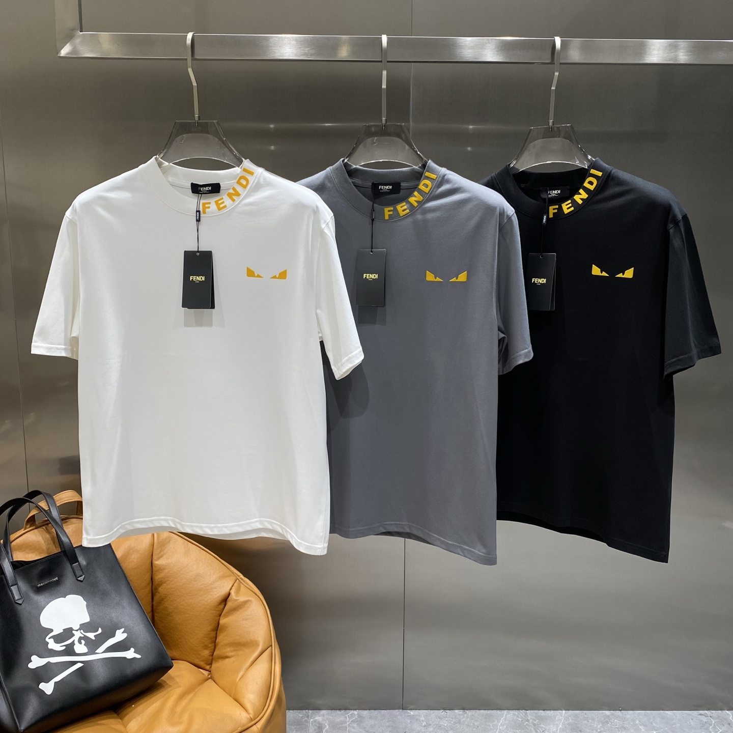 NO:599876,'Fenjia' 25SS spring and summer new debut counter latest short-sleeved round neck T-shirt, high-end custom design, avant-garde and fashionable!  The brand logo emphasizes craftsmanship and is designed with high-end custom fabrics. Soft to the touch. Comfortable to wear. Exquisite stitching at the counter level. Fine workmanship. The upper body effect is incomparably handsome!  A must-have item for a stylish man!  M-3XL next day,,fendi,T-shirt,tees,t-shirt,alexander wang19860909《 芬家》 25SS春夏新款首发专柜最新款短袖圆领T恤 高端订制 设计前卫时尚！品牌logo重工艺设计 高端定制面料.手感柔软.穿着舒适.专柜级别精致车线.做工精细.上身效果无敌帅气！型男必备单品！M-3XL隔天,,fendi,T-shirt,tees，t-shirt,alexander wang,Men's clothing