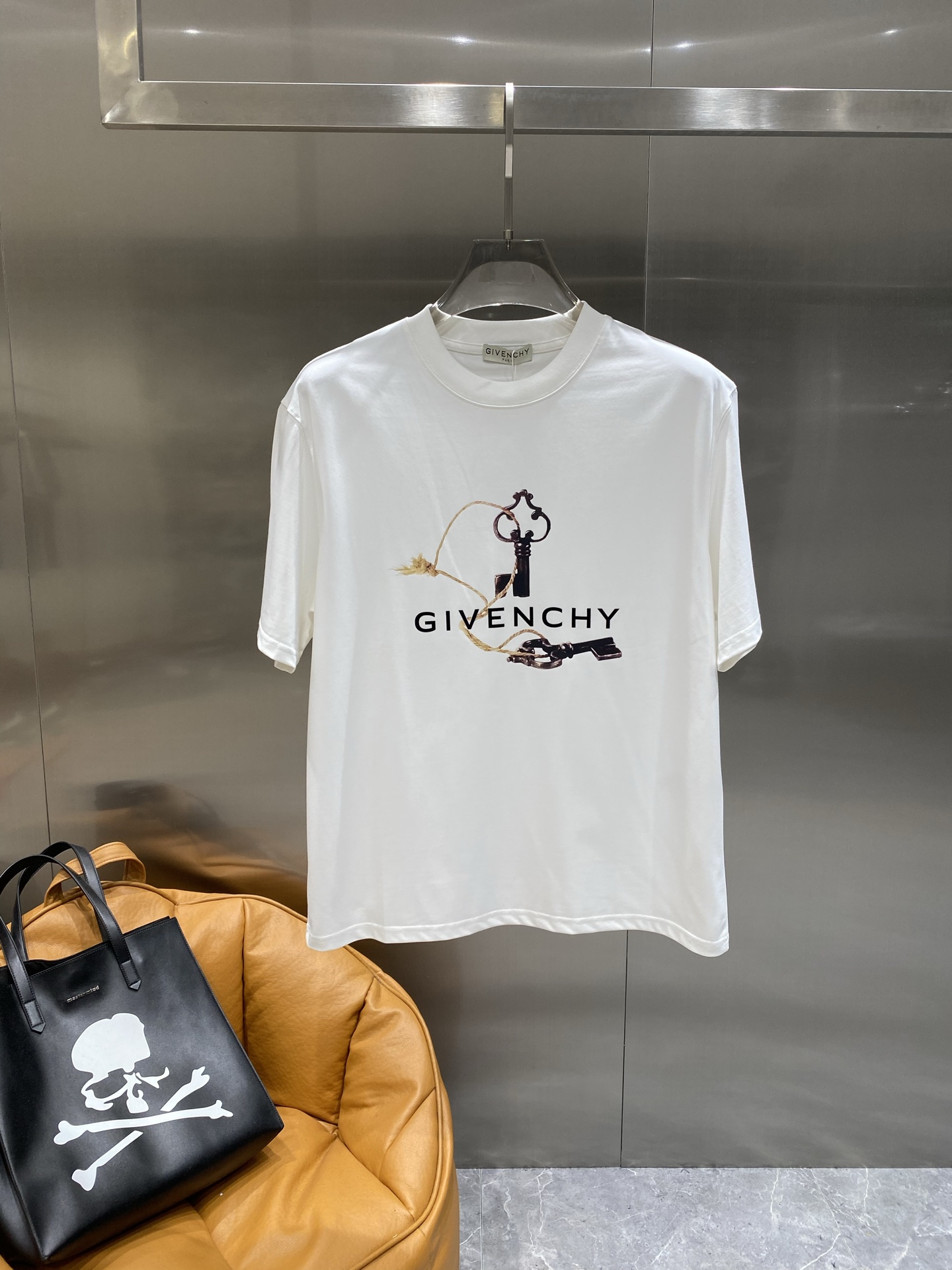 Givenchy 25SS Short Sleeve Round Neck T-Shirt with Key Logo 2 i1752839672018 7976 0 1