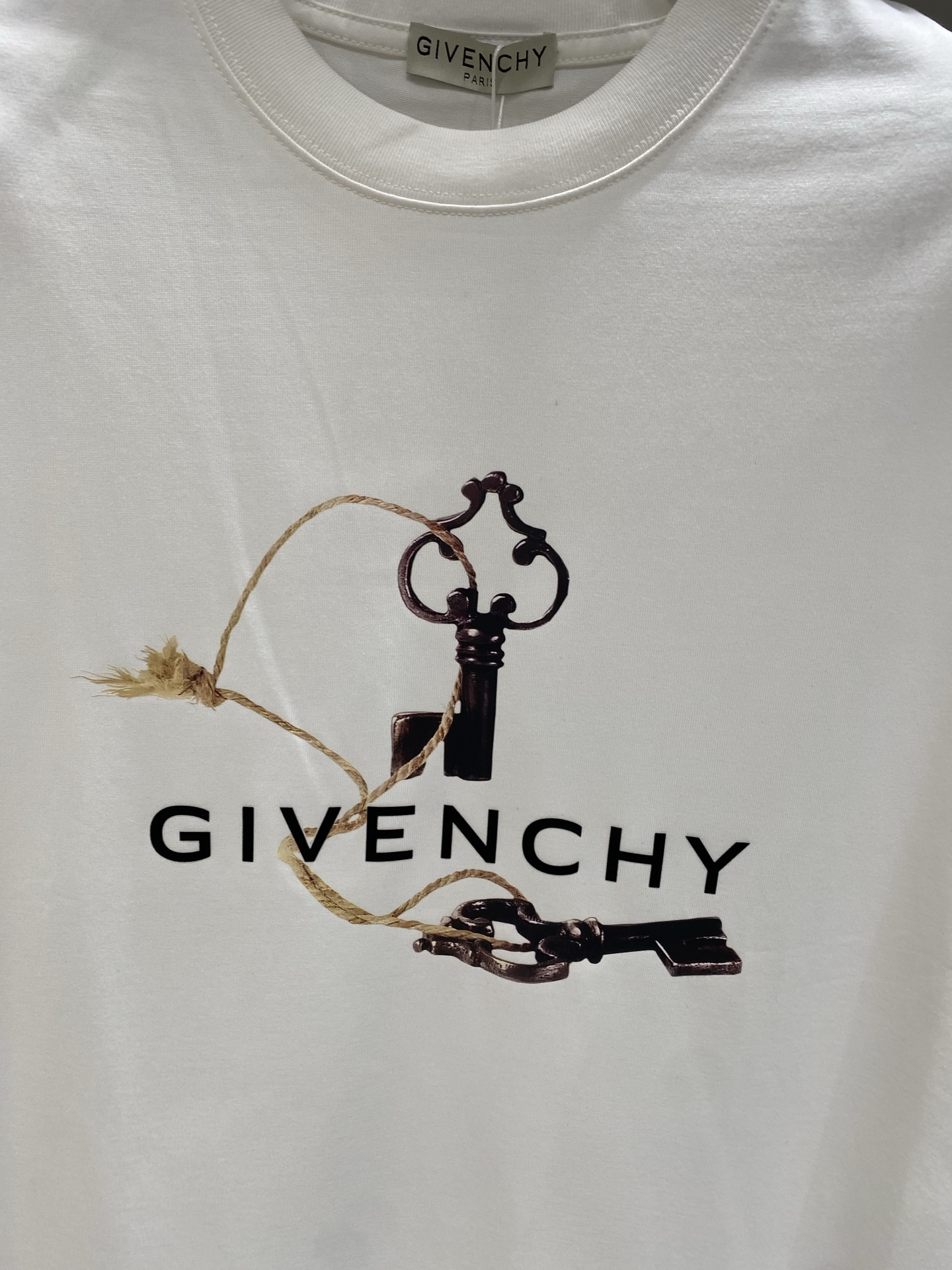Givenchy 25SS Short Sleeve Round Neck T-Shirt with Key Logo 7 i1752839679788 1124 0 6