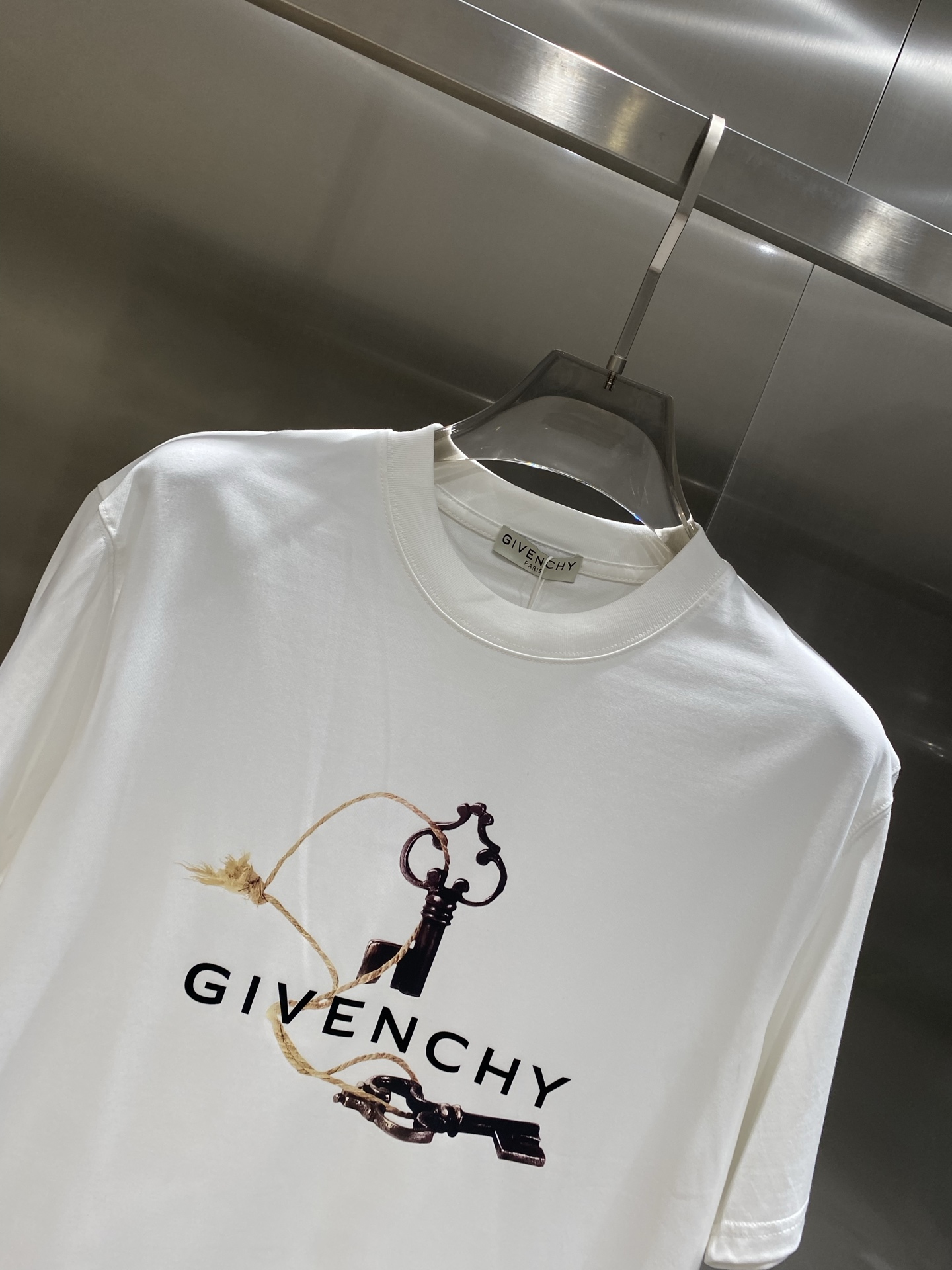 Givenchy 25SS Short Sleeve Round Neck T-Shirt with Key Logo 3 i1752839680433 8602 0 2
