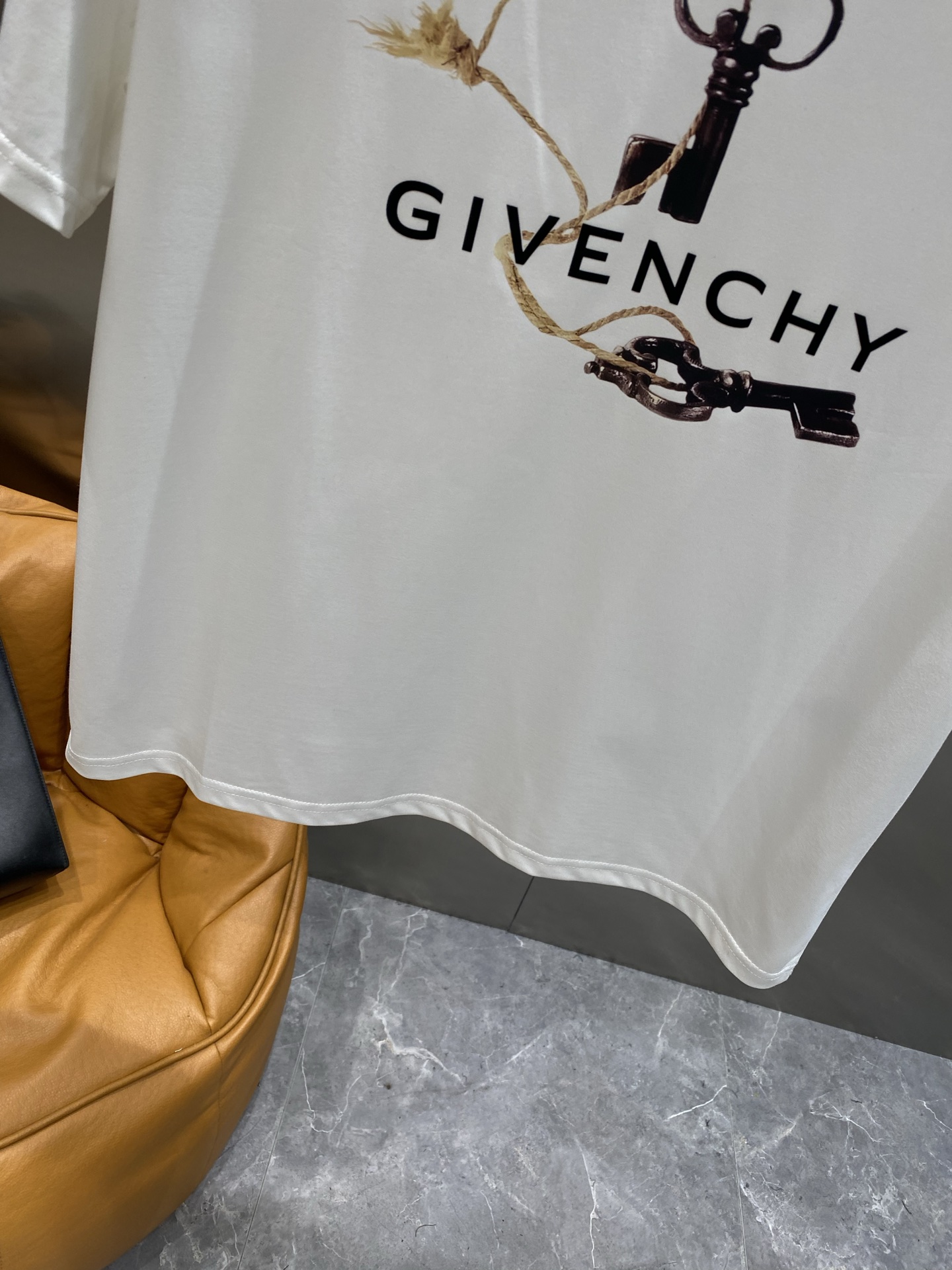 Givenchy 25SS Short Sleeve Round Neck T-Shirt with Key Logo 8 i1752839680735 5709 0 7