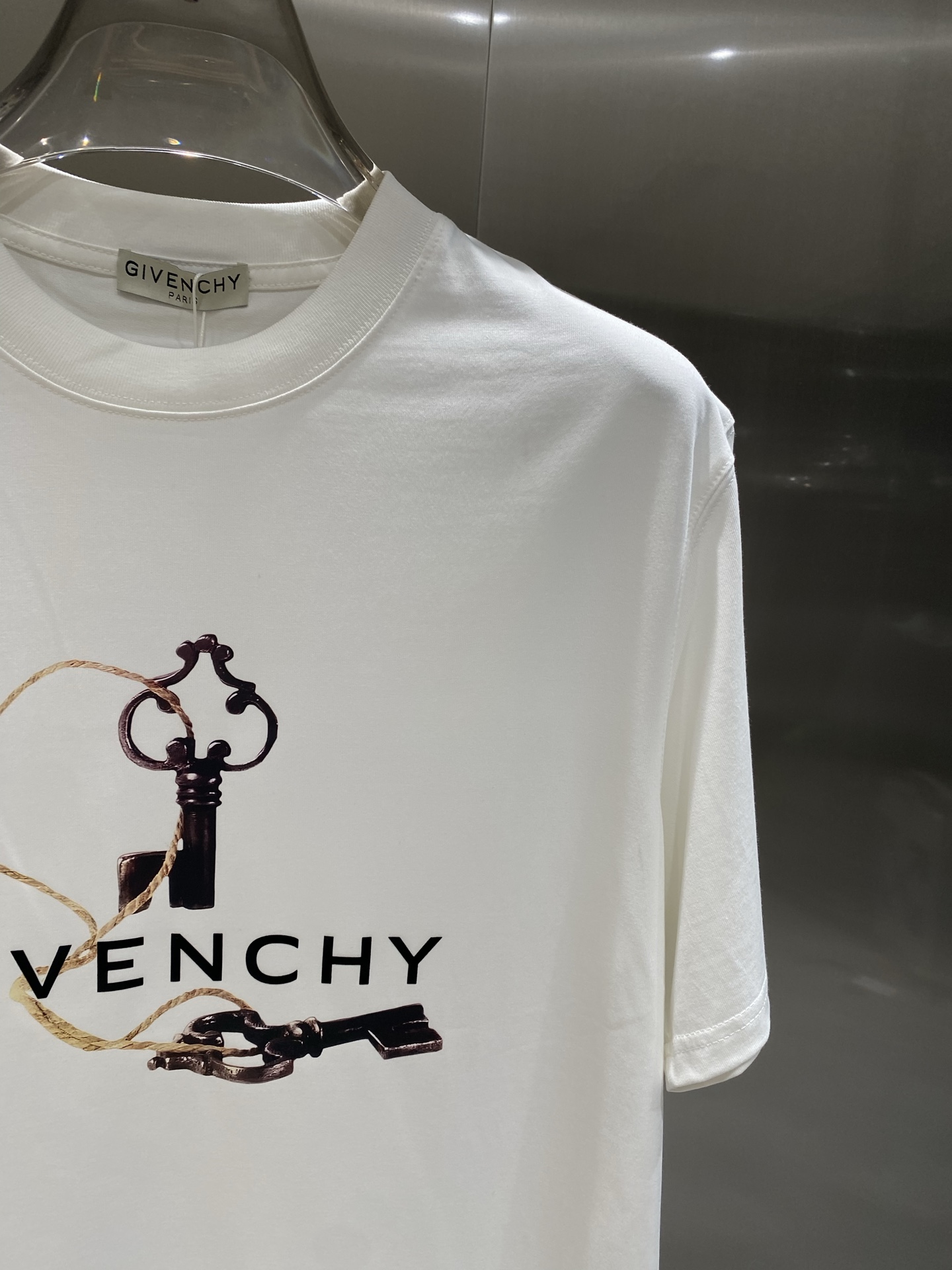 Givenchy 25SS Short Sleeve Round Neck T-Shirt with Key Logo 6 i1752839681050 3917 0 5