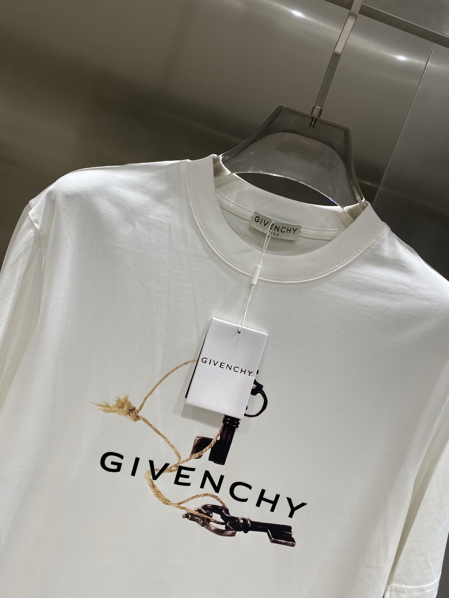 Givenchy 25SS Short Sleeve Round Neck T-Shirt with Key Logo 4 i1752839695094 8090 0 3
