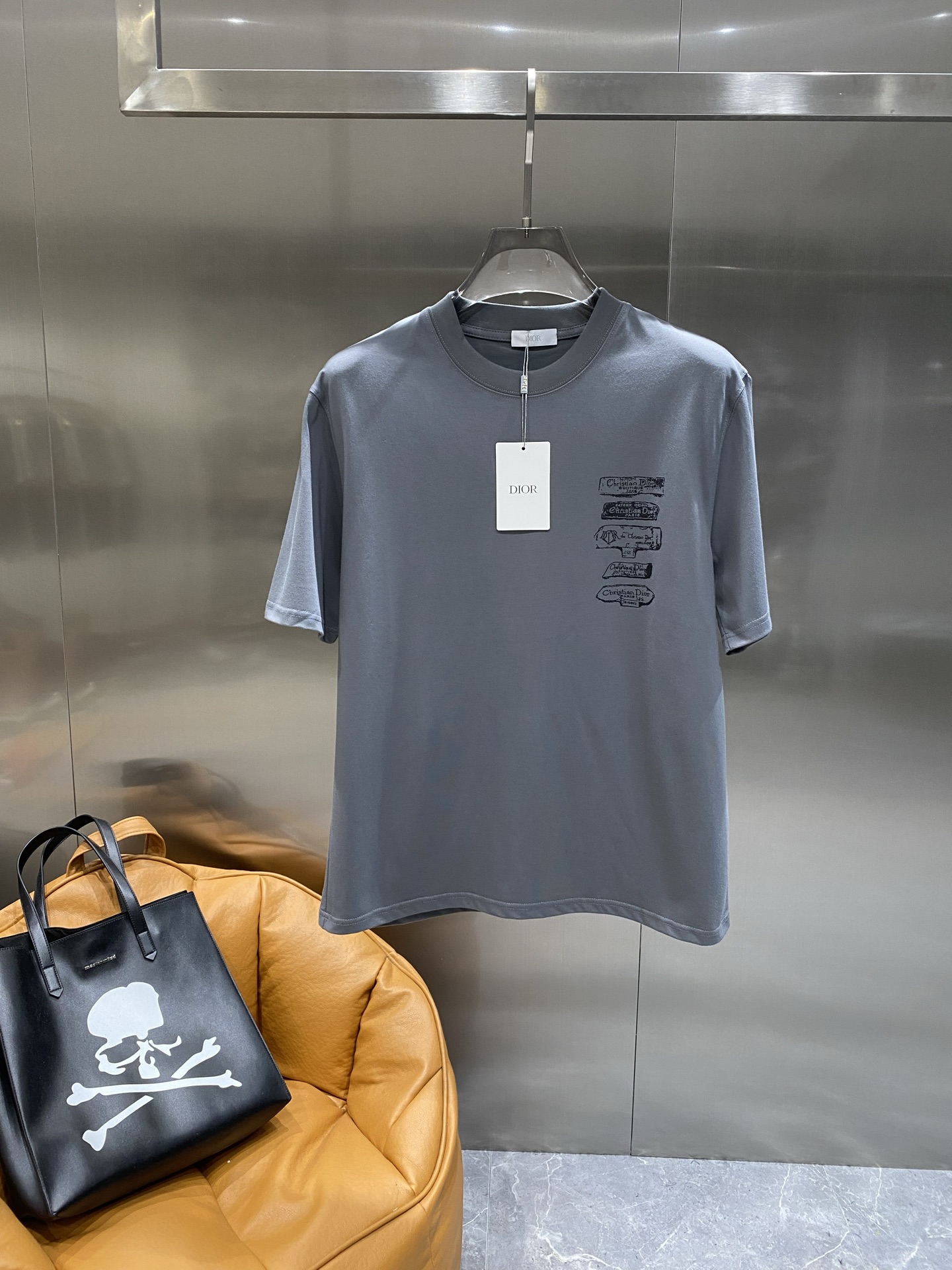 NO:490887,'Dijia' 2025 spring and summer new style first-time counter latest short-sleeved round-neck T-shirt, high-end customization, avant-garde and fashionable design!  Craft design High-end customized mercerated long velvet cotton fabric. It feels soft and comfortable to wear. The counter-level exquisite car line is fine. The workmanship is exquisite. The upper body effect is invincible and handsome!  A must-have item for handsome men!  Code number M-3XL, dior, T-shirt,tees, t-shirt,alexander wang19860909《迪家》 2025春夏新款首发专柜最新款短袖圆领T恤 高端订制 设计前卫时尚！工艺设计 高端定制丝光长绒棉面料.手感柔软.穿着舒适.专柜级别精致车线.做工精细.上身效果无敌帅气！型男必备单品！ 码数M-3XL,,dior,T-shirt,tees，t-shirt,alexander wang,Men's clothing