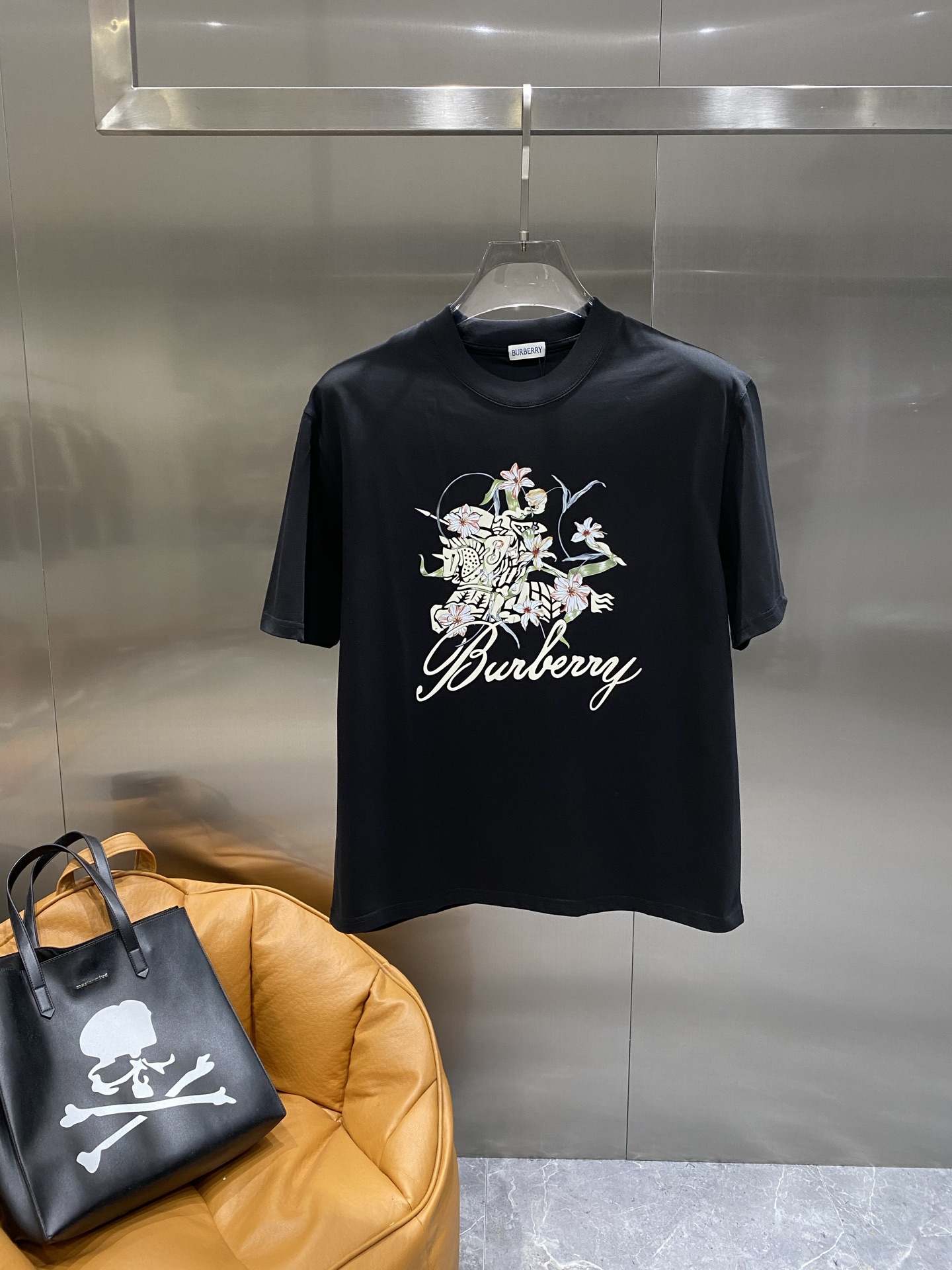 NO:490899,'Ba Jia' 2025 spring and summer new style first-time counter latest short-sleeved round-neck T-shirt, high-end customization, avant-garde and fashionable design!  Craft design High-end customized mercerated long velvet cotton fabric. It feels soft and comfortable to wear. The counter-level exquisite car line is fine. The workmanship is exquisite. The upper body effect is invincible and handsome!  A must-have item for handsome men!  Color black white Number M-3XL, burberry, T-shirt,tees, t-shirt,alexander wang19860909《巴家》 2025春夏新款首发专柜最新款短袖圆领T恤 高端订制 设计前卫时尚！工艺设计 高端定制丝光长绒棉面料.手感柔软.穿着舒适.专柜级别精致车线.做工精细.上身效果无敌帅气！型男必备单品！ 颜色黑色 白色 码数M-3XL,,burberry,T-shirt,tees，t-shirt,alexander wang,Men's clothing