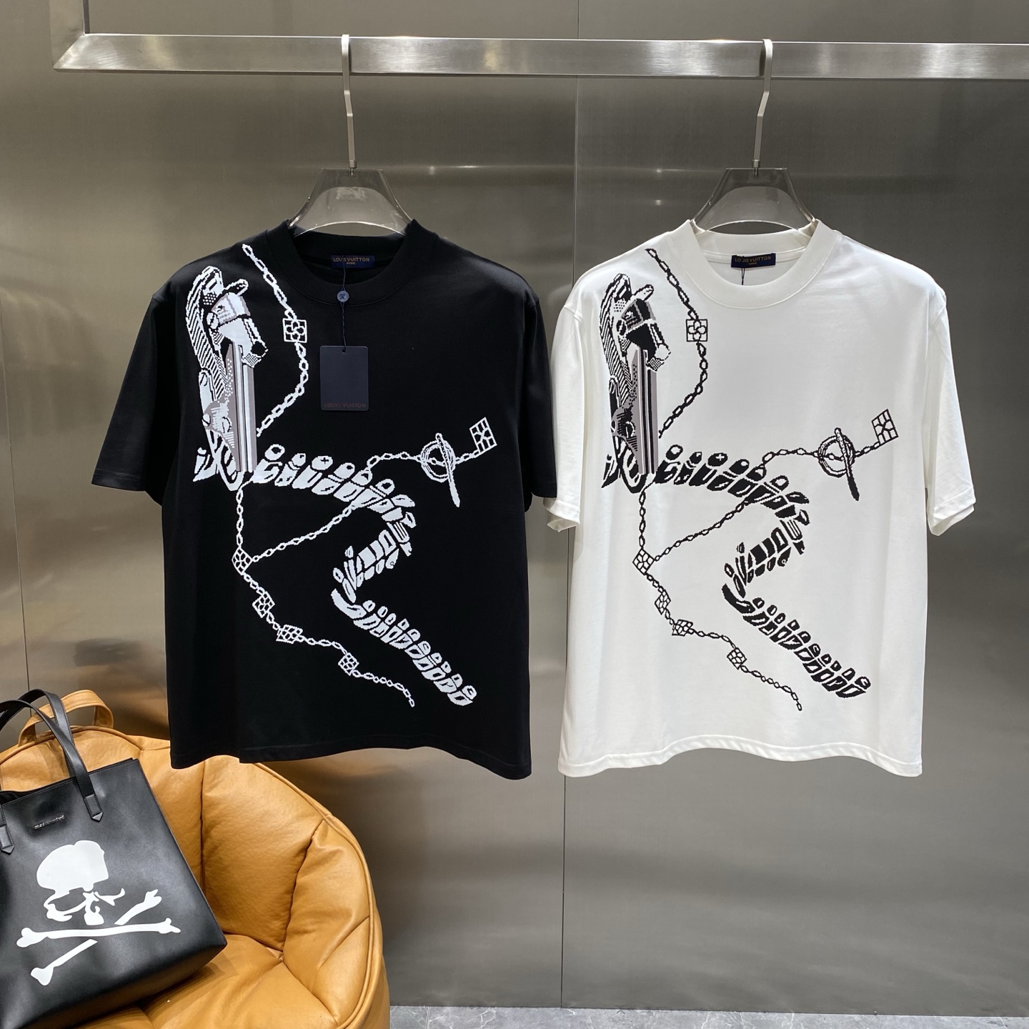 NO:599873,'Donkey Family' 25SS spring and summer new debut counter, the latest short-sleeved round neck T-shirt, high-end custom design, avant-garde and fashionable!  The brand logo emphasizes craftsmanship and is designed with high-end custom fabrics. Soft to the touch. Comfortable to wear. Exquisite stitching at the counter level. Fine workmanship. The upper body effect is incomparably handsome!  A must-have item for a stylish man!  M-3XL next day,,louis vuitton,louis vuitton,T-shirt,tees,t-shirt,alexander wang19860909《 驴家》 25SS春夏新款首发专柜最新款短袖圆领T恤 高端订制 设计前卫时尚！品牌logo重工艺设计 高端定制面料.手感柔软.穿着舒适.专柜级别精致车线.做工精细.上身效果无敌帅气！型男必备单品！M-3XL隔天,,louis vuitton,louis vuitton,T-shirt,tees，t-shirt,alexander wang,Men's clothing