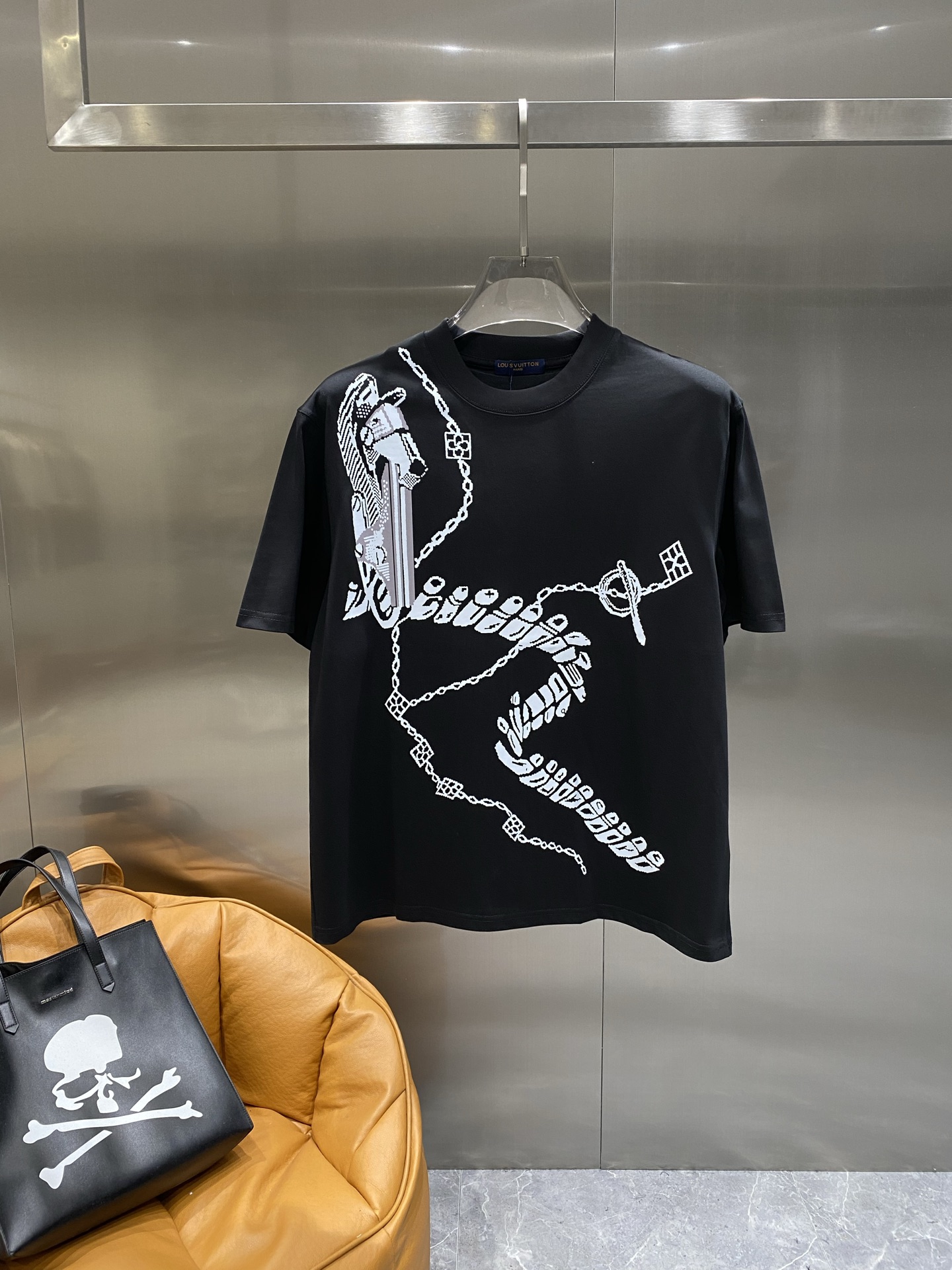 NO:490893,'Donkey Family' 25SS spring and summer new style first-time counter latest short-sleeved round-neck T-shirt, high-end customization, avant-garde and fashionable design!  Brand logo emphasizes craftsmanship design, high-end customized fabric, soft feel, comfortable to wear, exquisite counter-level car lines, fine workmanship, and invincible and handsome upper body effect!  A must-have item for handsome men!  M-3XL, louis vuitton,louis vuitton,t-shirt,tees,t-shirt,alexander wang19860909《 驴家》 25SS春夏新款首发专柜最新款短袖圆领T恤 高端订制 设计前卫时尚！品牌logo重工艺设计 高端定制面料.手感柔软.穿着舒适.专柜级别精致车线.做工精细.上身效果无敌帅气！型男必备单品！M-3XL,,louis vuitton,louis vuitton,T-shirt,tees，t-shirt,alexander wang,Men's clothing