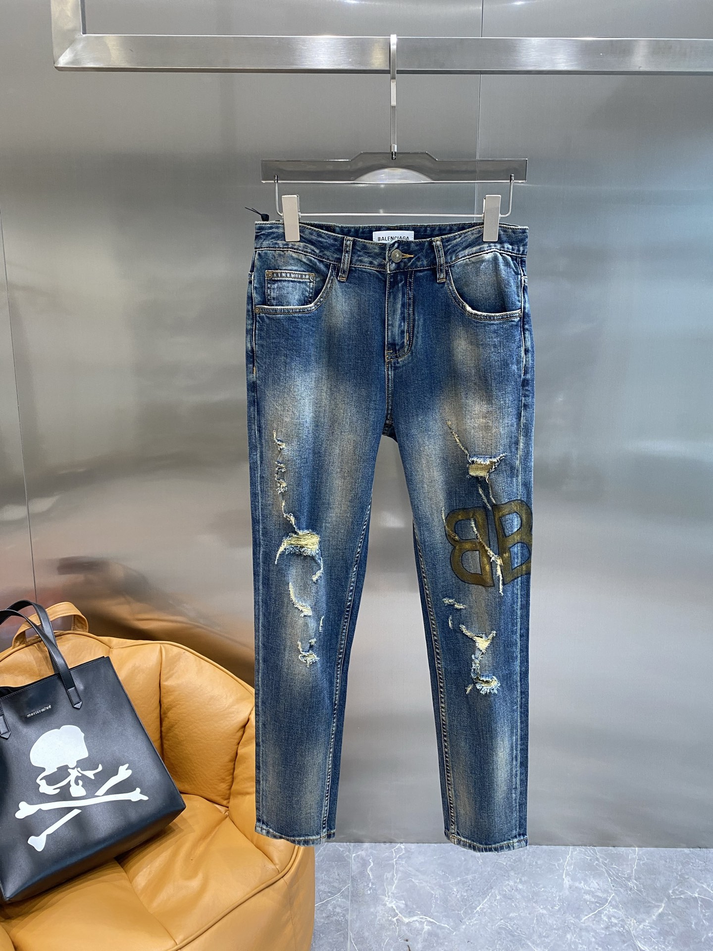 NO:500498,'Paris Home' 25 new models!  Fashionable men's versatile thin denim trousers with high-end wash-defying denim fabric!  Luxurious classic custom logo pairing!  The upper body is versatile and comfortable. There is no confusion or trouble of color conflict. Such a rich high-end jeans are absolutely fashionable, casual and versatile!  A must-have for trendy men!  Counter size 29-36 the next day, balenciaga, jeans, alexander wang19860909《巴黎家》 25新款！时尚男士百搭薄款牛仔长裤 采用高档洗水牛仔面料！奢华经典定制LOGO搭配！上身百搭舒适 没有颜色冲突的困惑或困扰,这么一款丰富内练高端牛仔裤,绝对时尚休闲百搭款！潮男必备！专柜尺码29-36隔天,,balenciaga,jeans,alexander wang,Men's clothing