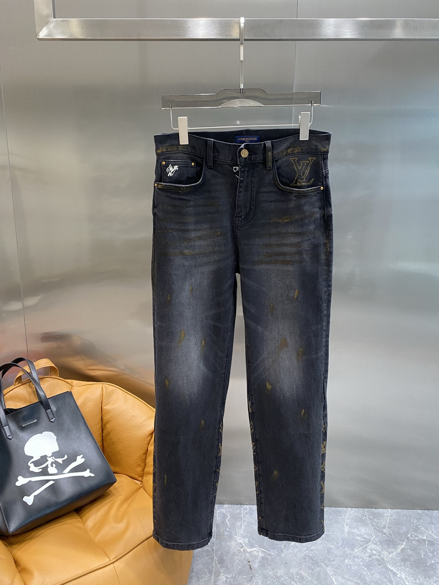 NO:500510,'Doujia' 2025 new product, original single jeans, original heavy industry creation, brand classic LOGO design, complete three standards!  Original hardware accessories. Customized denim fabrics for counters, completely suitable for counters. Welcome to try them on before purchasing them. Good goods are not afraid of comparison. S-XXL the next day, louis vuitton, louis vuitton, jeans, alexander wang19860909《驴家》 2025新品,原单牛仔裤 原版重工打造,品牌经典LOGO设计,三标齐全！原版五金辅料.专柜定制牛仔面料,完全对版专柜,欢迎专柜试穿后再购买,好货不怕比.码数S-XXL隔天,,louis vuitton,louis vuitton,jeans,alexander wang,Men's clothing