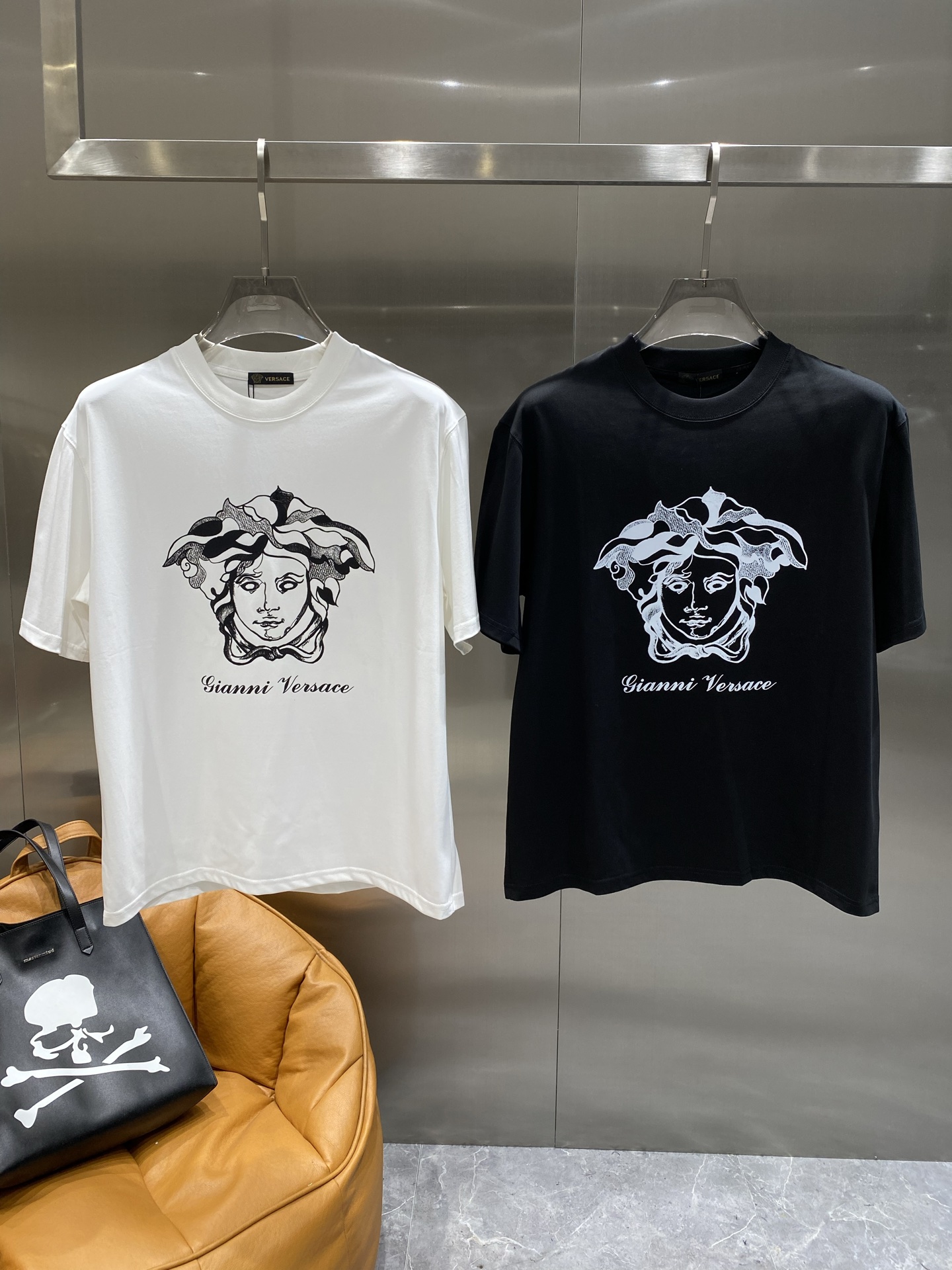 NO:500607,'Fan Jia' 25SS spring and summer new style first-time counter latest short-sleeved round-neck T-shirt, high-end customization, avant-garde and fashionable design!  Brand logo emphasizes craftsmanship design, high-end customized fabric, soft feel, comfortable to wear, exquisite counter-level car lines, fine workmanship, and invincible and handsome upper body effect!  A must-have item for handsome men!  M-3XL the next day, T-shirt,tees,t-shirt,alexander wang19860909《范家》 25SS春夏新款首发专柜最新款短袖圆领T恤 高端订制 设计前卫时尚！品牌logo重工艺设计 高端定制面料.手感柔软.穿着舒适.专柜级别精致车线.做工精细.上身效果无敌帅气！型男必备单品！M-3XL隔天,,T-shirt,tees，t-shirt,alexander wang,Men's clothing