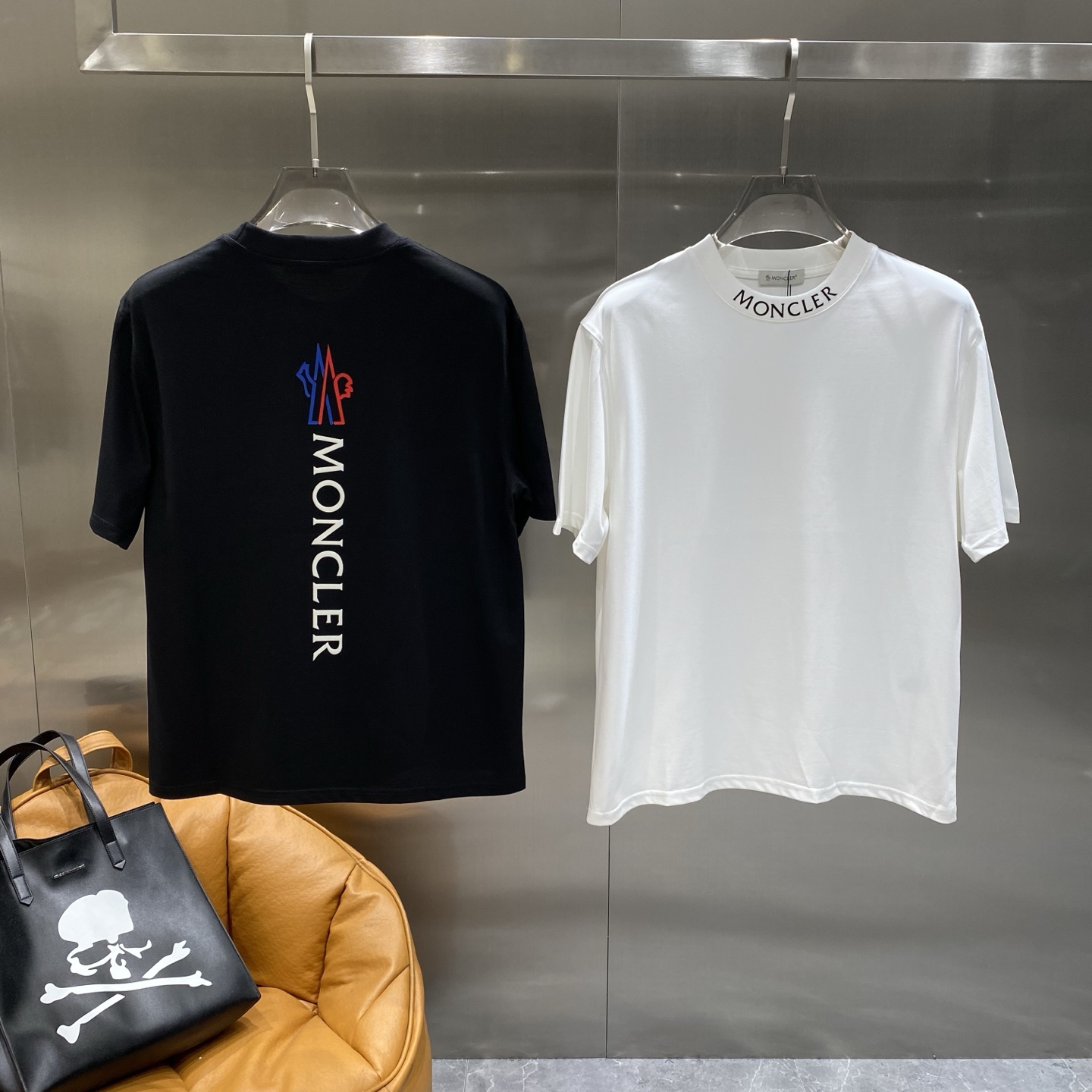 NO:500611,'Mengjia' 25SS spring and summer new style first-time counter latest short-sleeved round-neck T-shirt, high-end customization, avant-garde and fashionable design!  Brand logo emphasizes craftsmanship design, high-end customized fabric, soft feel, comfortable to wear, exquisite counter-level car lines, fine workmanship, and invincible and handsome upper body effect!  A must-have item for handsome men!  M-3XL the next day, T-shirt,tees,t-shirt,alexander wang19860909《蒙家》 25SS春夏新款首发专柜最新款短袖圆领T恤 高端订制 设计前卫时尚！品牌logo重工艺设计 高端定制面料.手感柔软.穿着舒适.专柜级别精致车线.做工精细.上身效果无敌帅气！型男必备单品！M-3XL隔天,,T-shirt,tees，t-shirt,alexander wang,Men's clothing