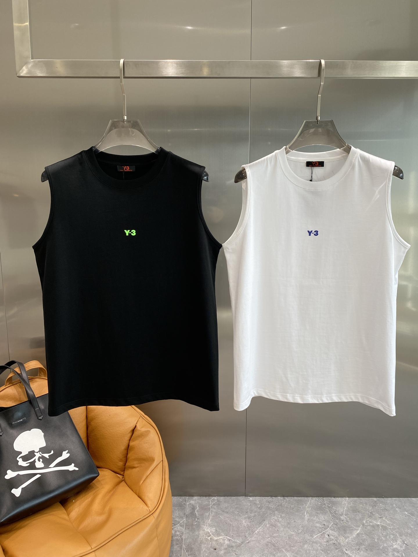 NO:500597,'Y3 Family' 2025 summer short-sleeved vest is made of high-quality cotton fabric, which is skin-friendly and comfortable!  Perfect style!  A versatile style!  The logo design is unique, with the upper body effect full of trendy and vitality!  S-XL the next day, T-shirt, alexander wang19860909《Y3家》 2025夏季短袖背心采用优质棉质面料,亲肤舒适！版型完美！百搭款！logo设计别具一格,上身效果潮流时尚活力满满！码数S-XL隔天,,T-shirt,alexander wang,Men's clothing