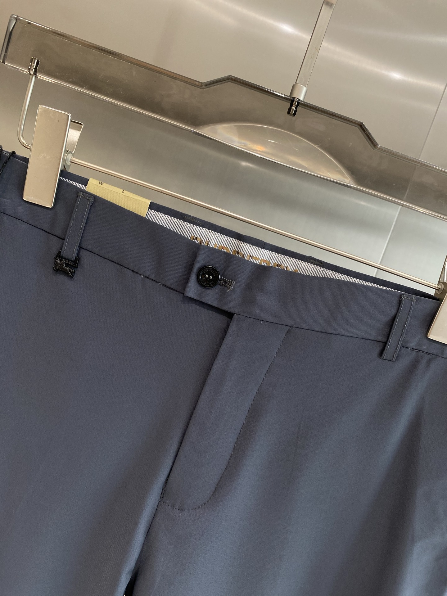 “New Peaks: 205 Leisure Shorts with Trophies Design, Custom Fabric, and Exemption from Inspection” - 图片 4