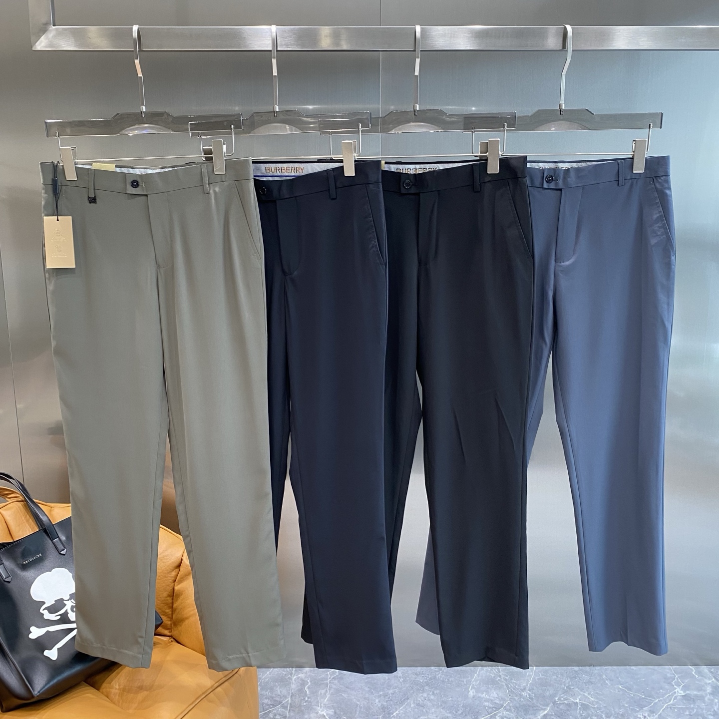“New Peaks: 205 Leisure Shorts with Trophies Design, Fabric Customization, and Exemption from Inspection” - 图片 1