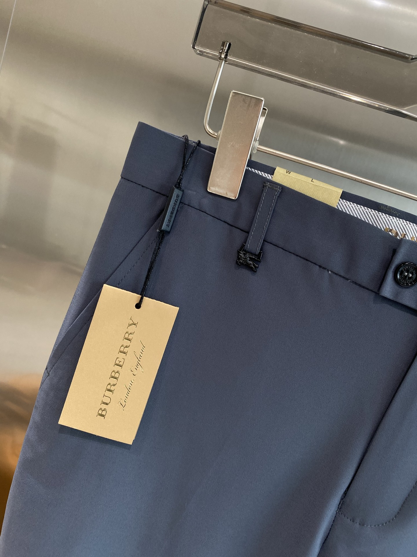 “New Peaks: 205 Leisure Shorts with Trophies Design, Custom Fabric, and Exemption from Inspection” - 图片 5